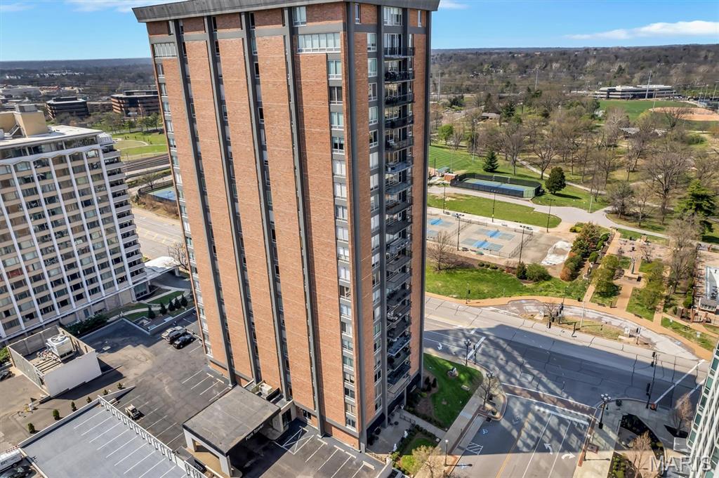 200 S Brentwood Boulevard Unit: 2F