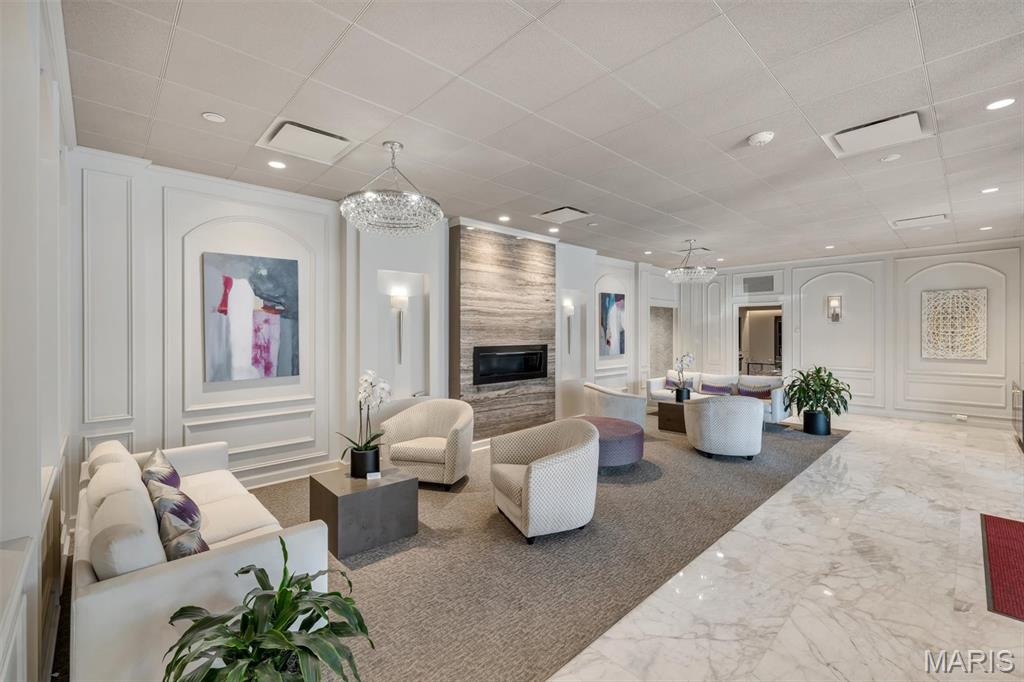 200 S Brentwood Boulevard Unit: 2F