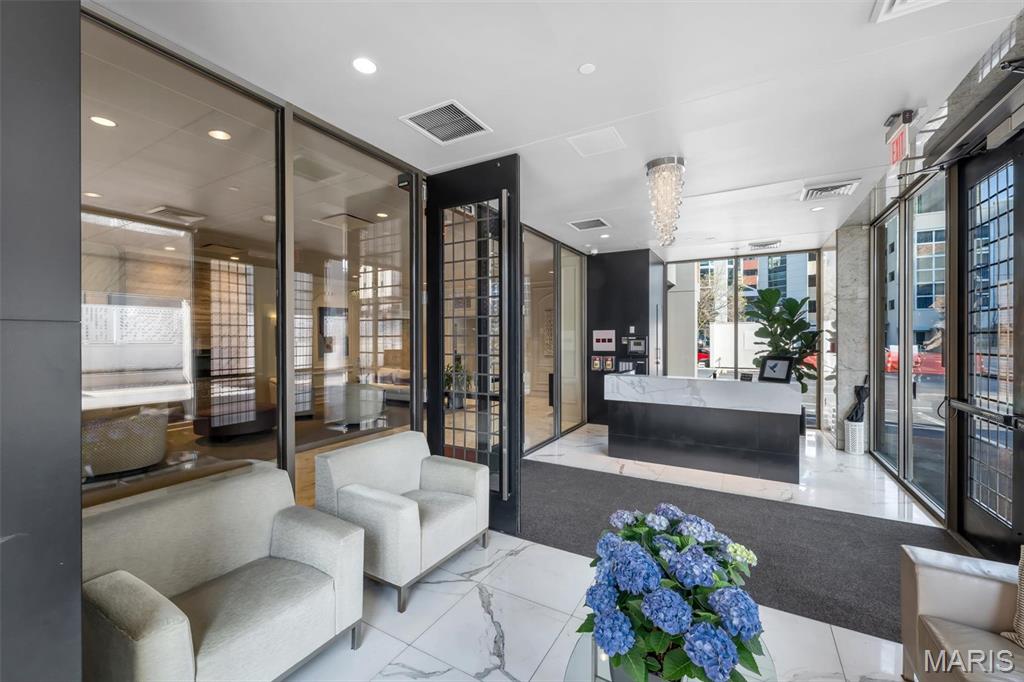 200 S Brentwood Boulevard Unit: 2F
