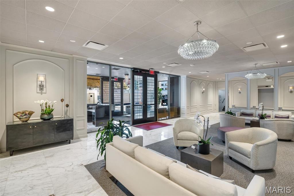 200 S Brentwood Boulevard Unit: 2F