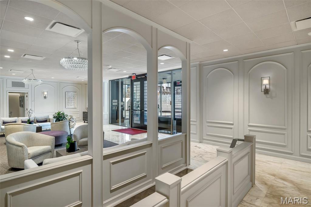 200 S Brentwood Boulevard Unit: 2F