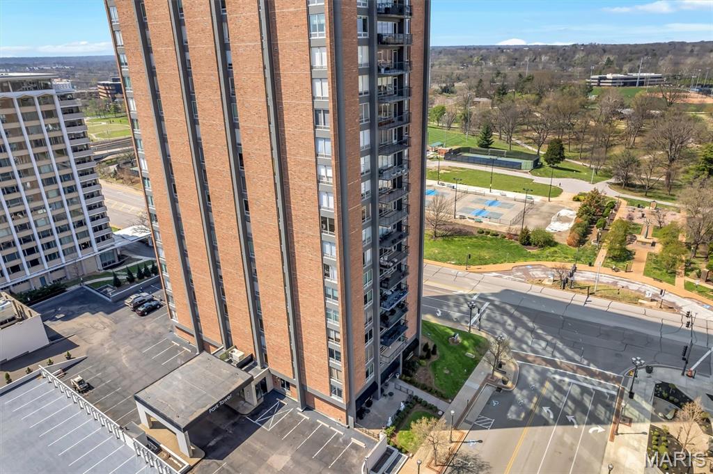 200 S Brentwood Boulevard Unit: 2F