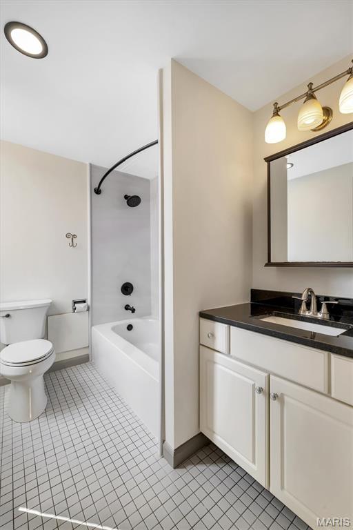 200 S Brentwood Boulevard Unit: 2F