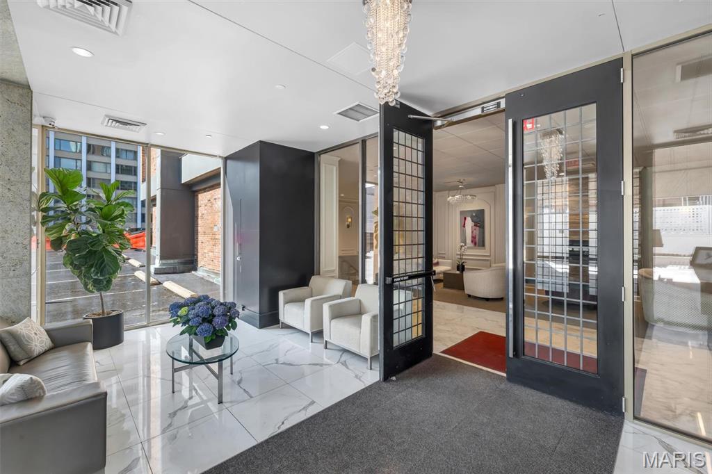 200 S Brentwood Boulevard Unit: 2F