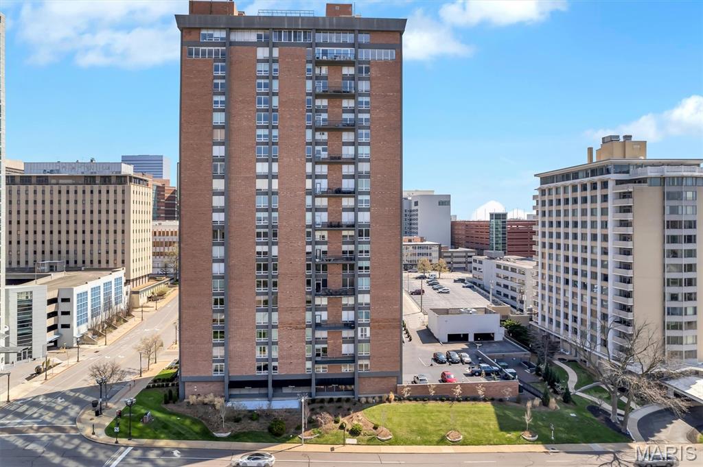200 S Brentwood Boulevard Unit: 2F