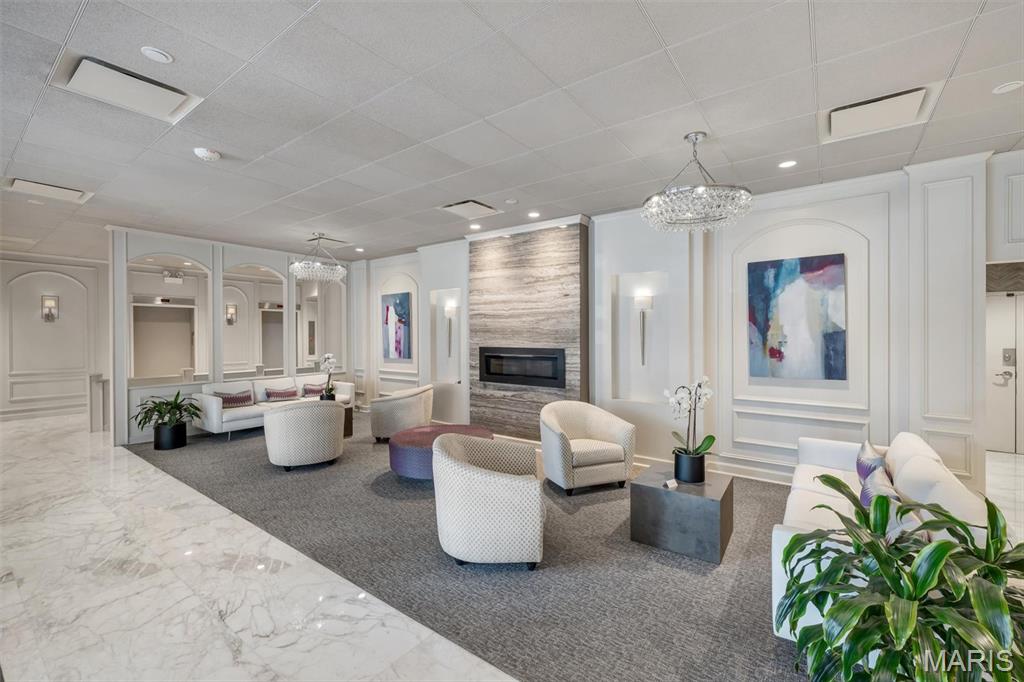 200 S Brentwood Boulevard Unit: 2F