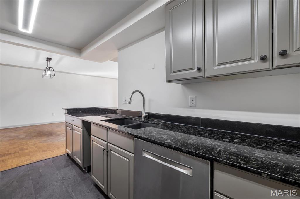 200 S Brentwood Boulevard Unit: 2F