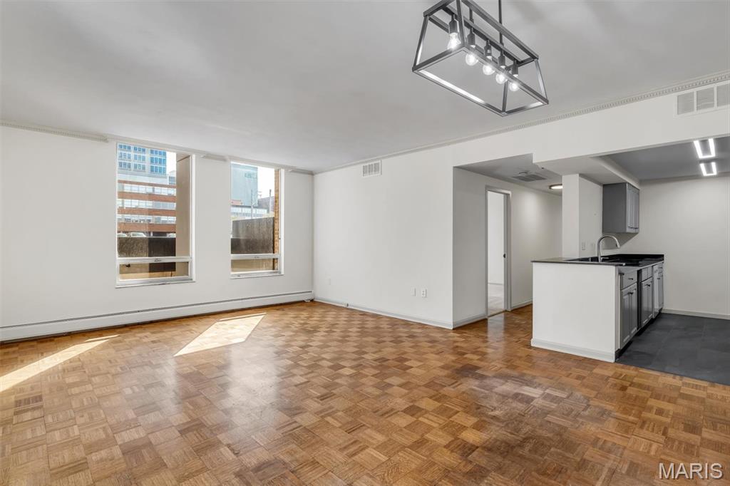 200 S Brentwood Boulevard Unit: 2F