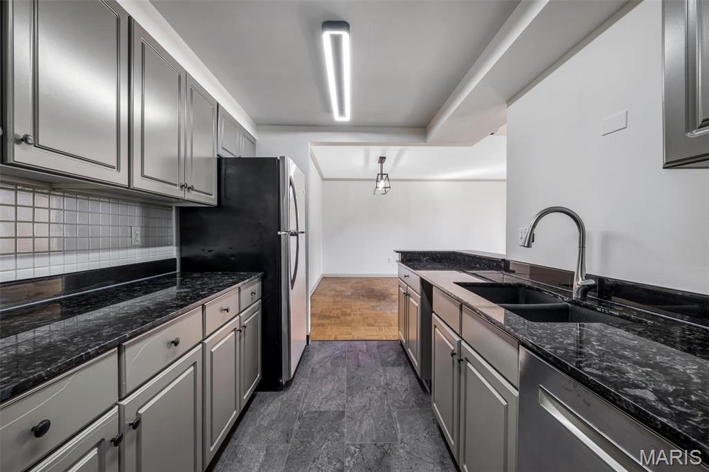 200 S Brentwood Boulevard Unit: 2F