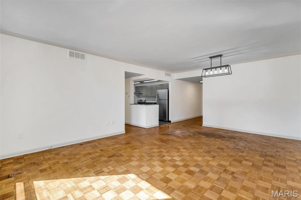 200 S Brentwood Boulevard Unit: 2F