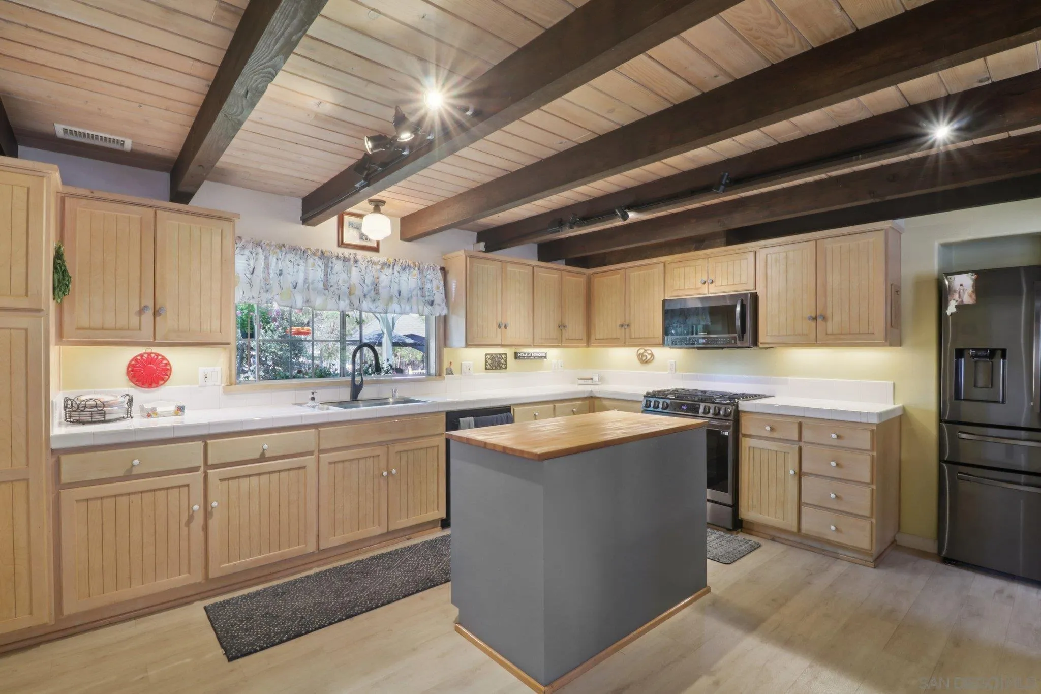 2162 Montecito Rd