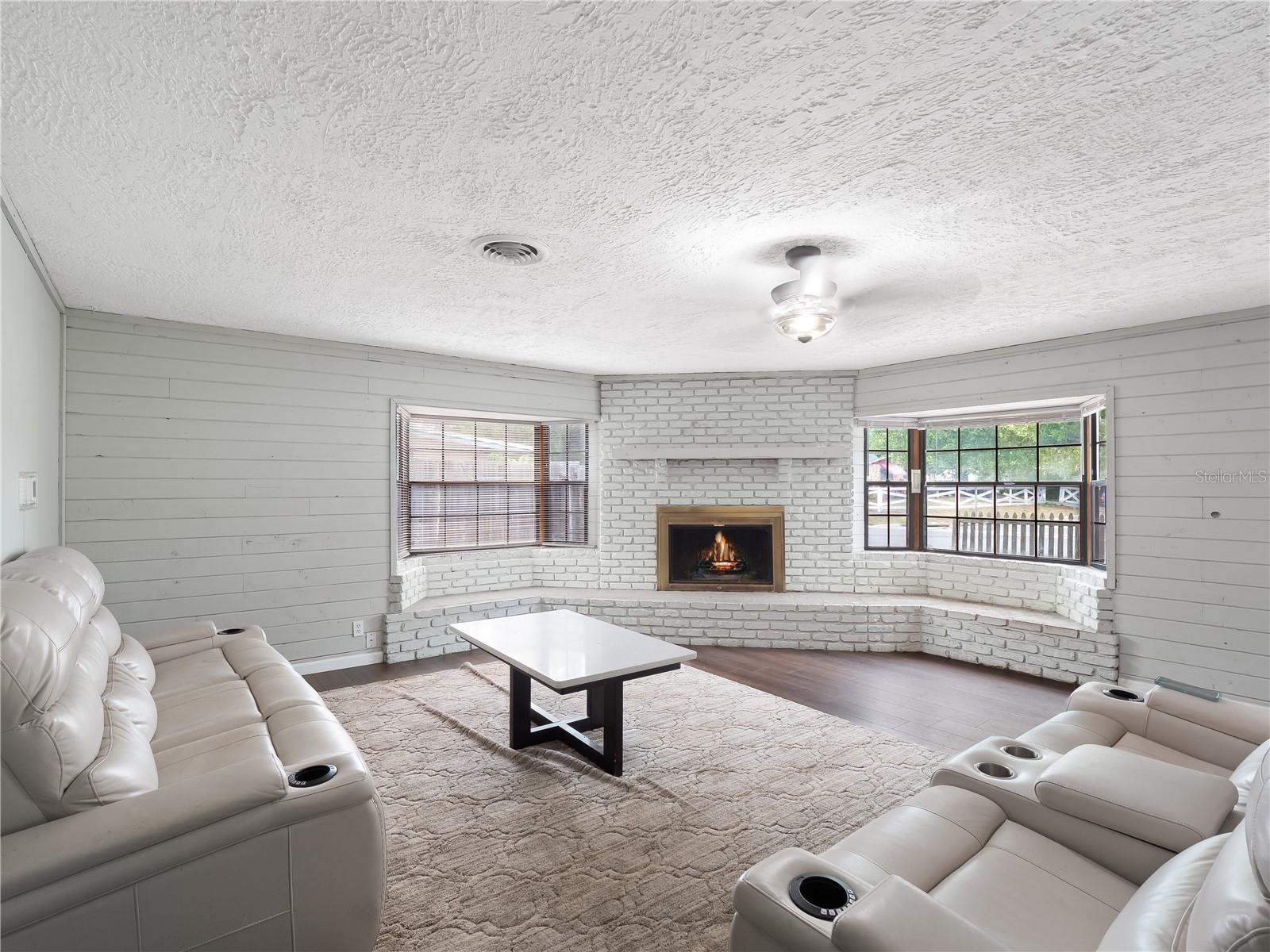 745 HILLVIEW DR #745