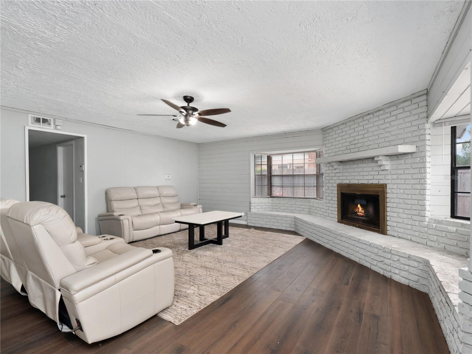 745 HILLVIEW DR #745