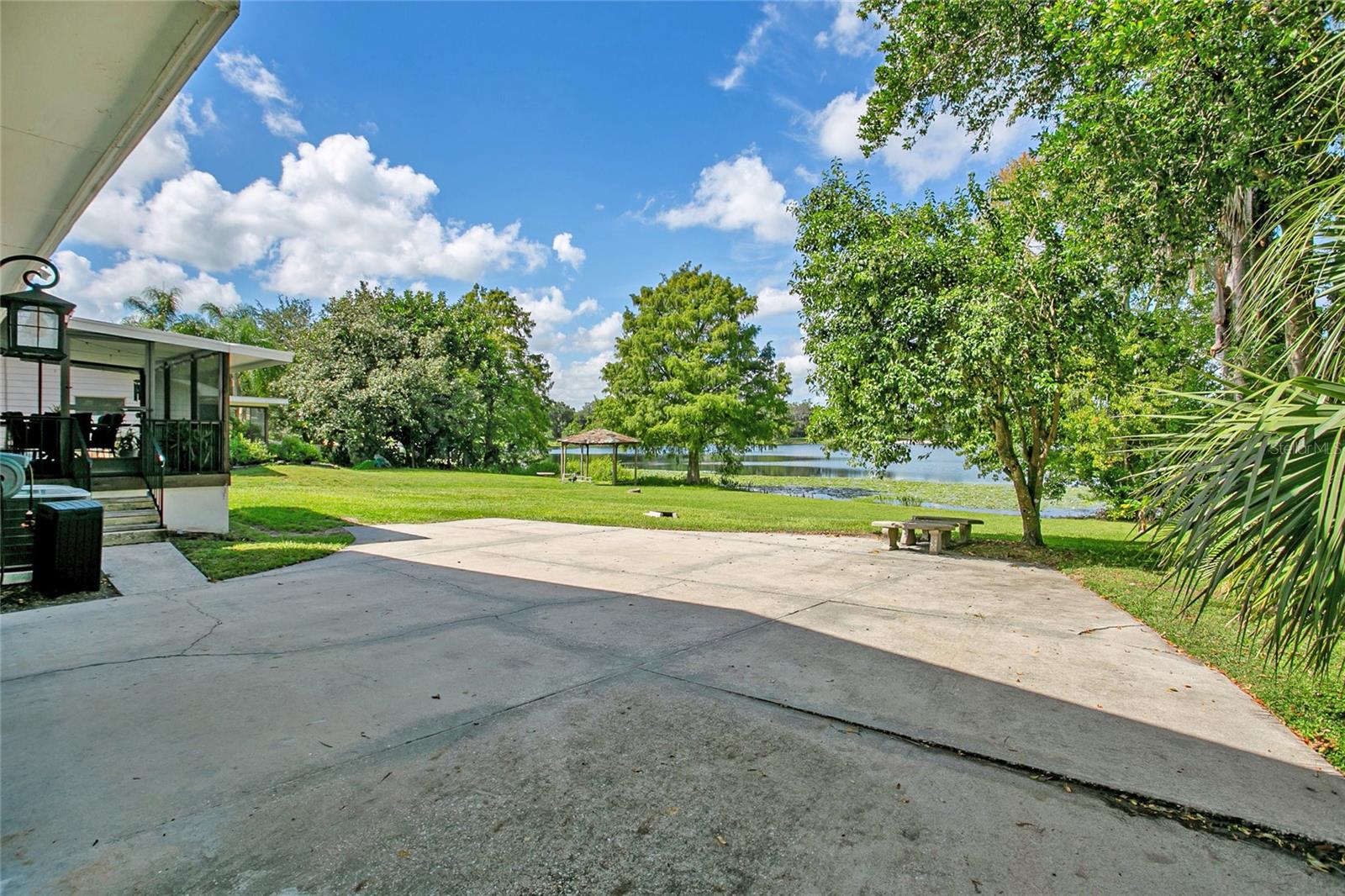 960 STRATHMORE DR