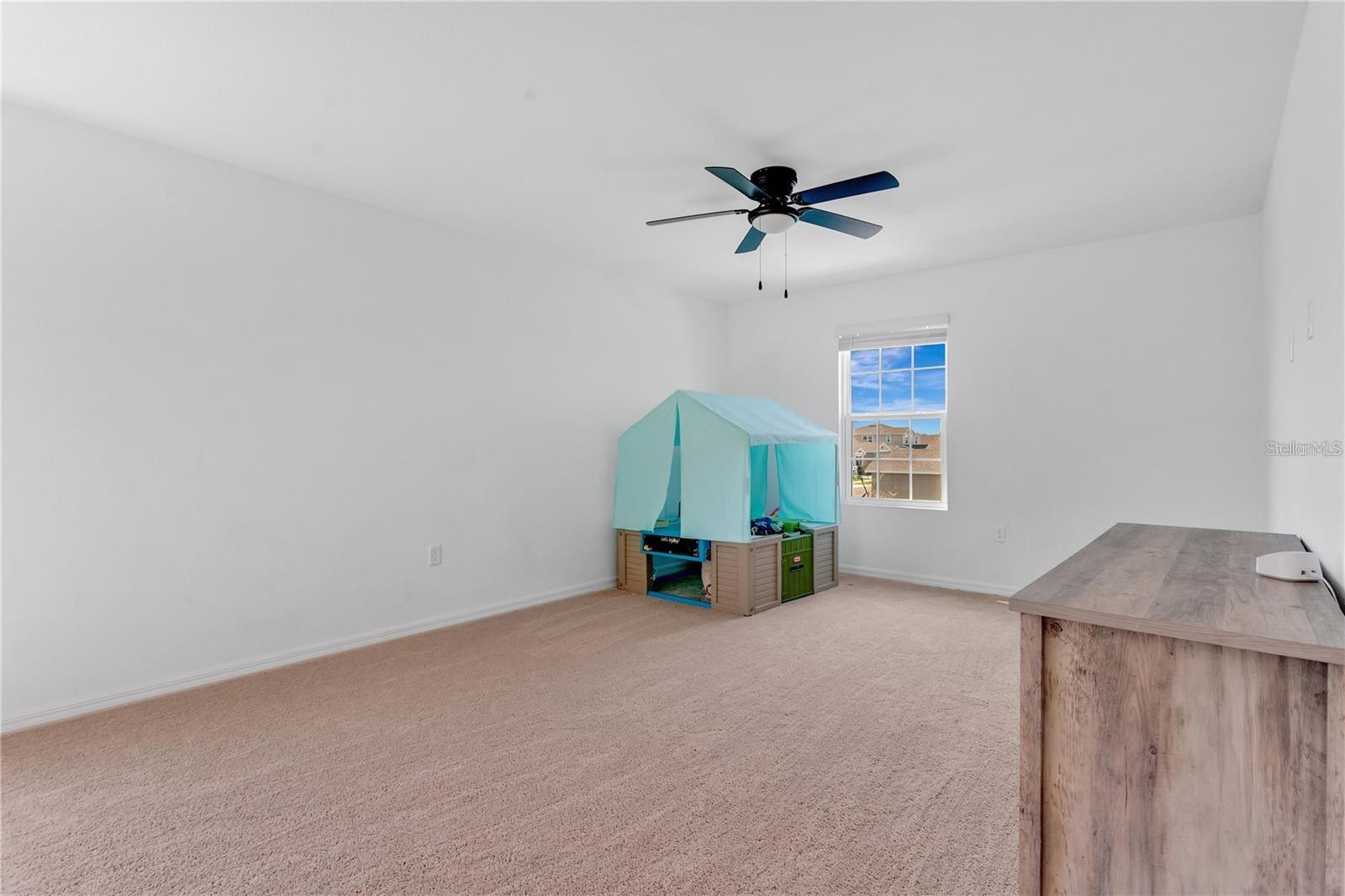 682 HERITAGE SQUARE DR