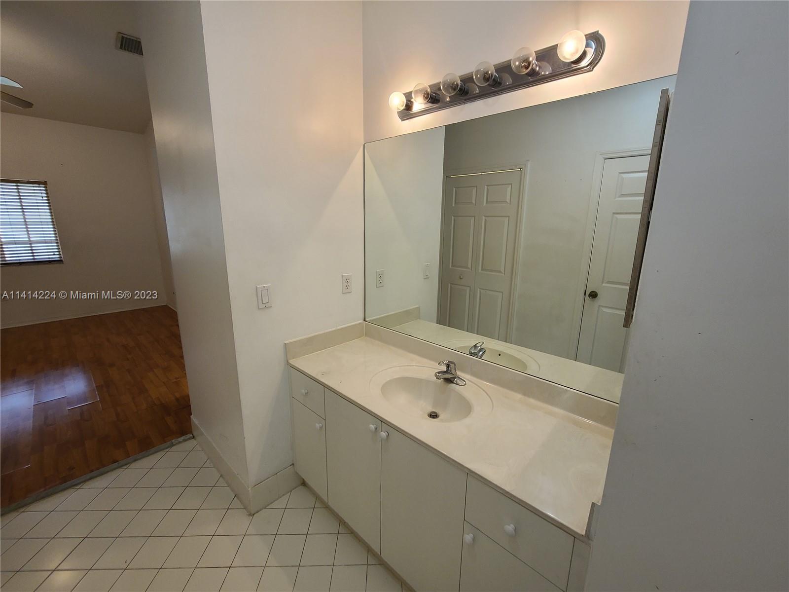 1174 NE 32nd Ter # 0