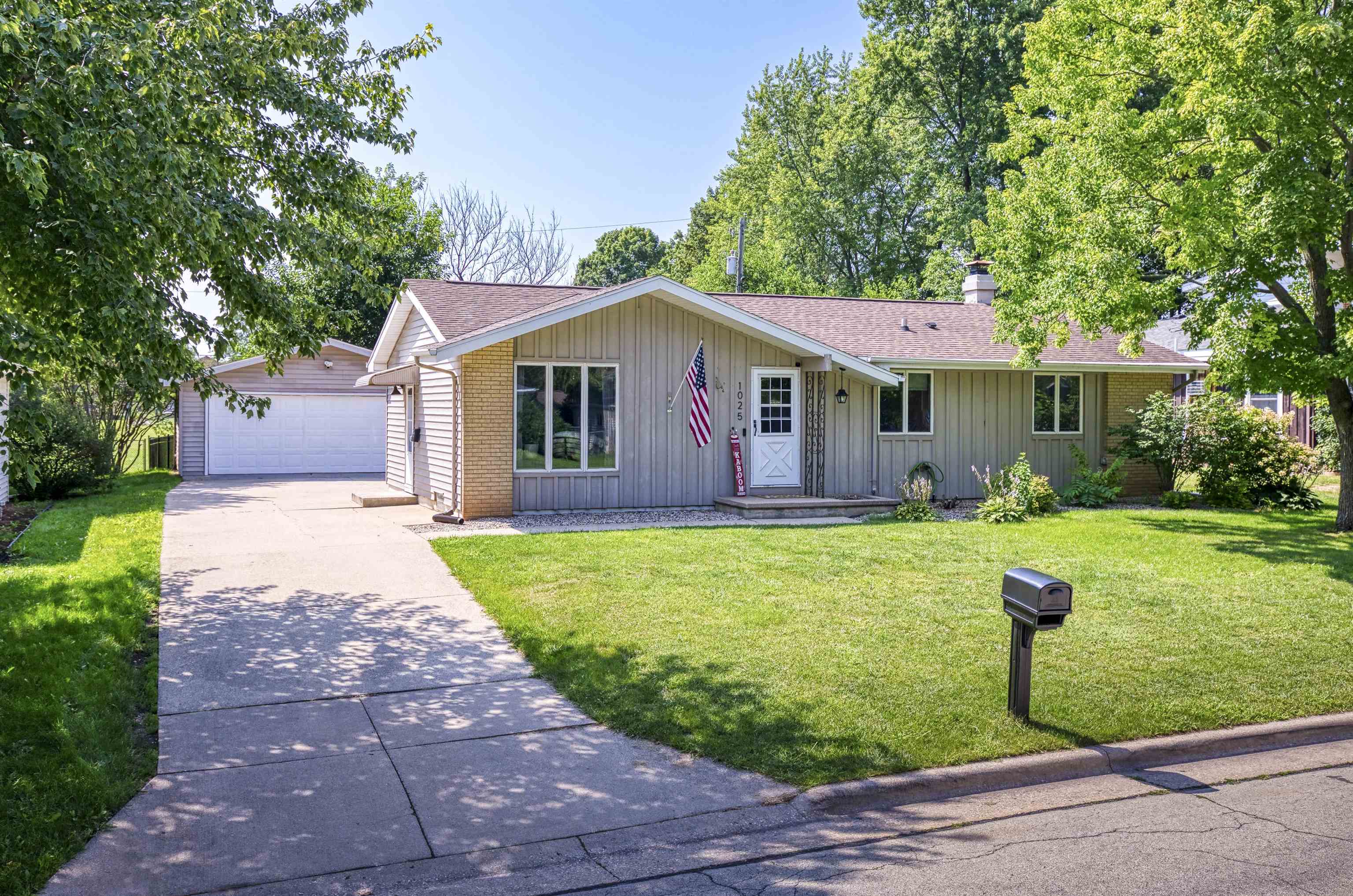 1025 GREEN ACRES Lane