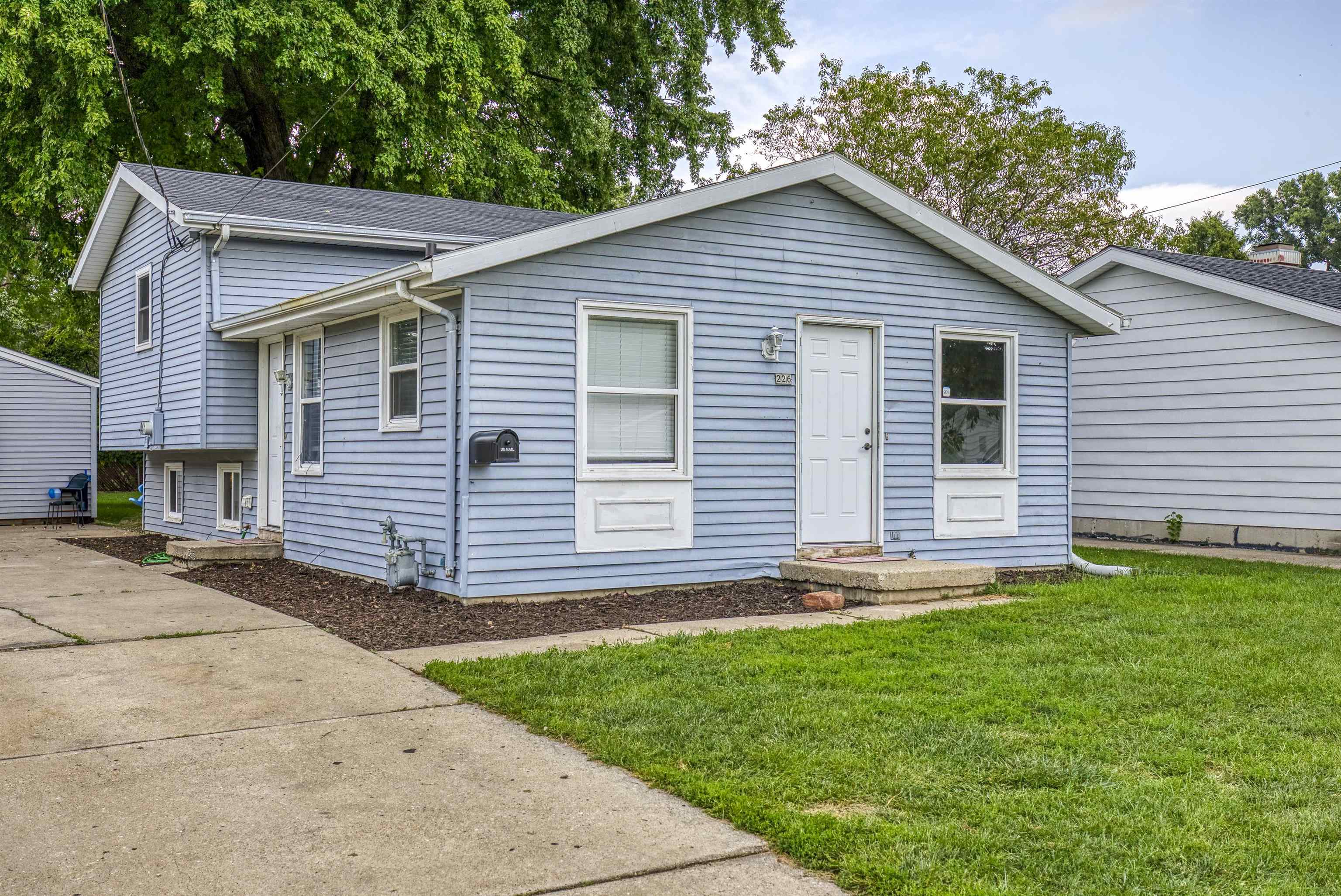 226 W SMITH Avenue