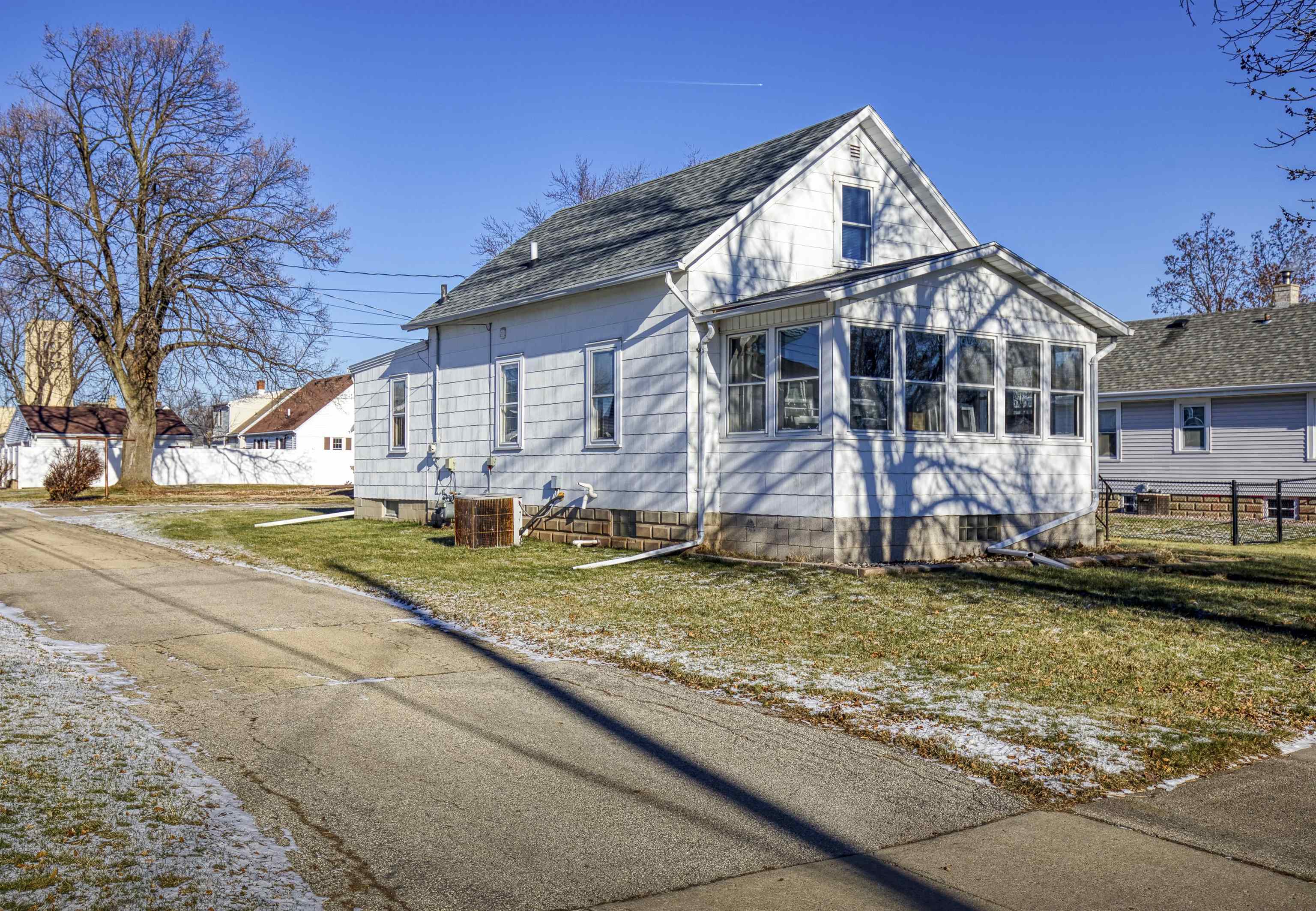 516 E 1ST Street
