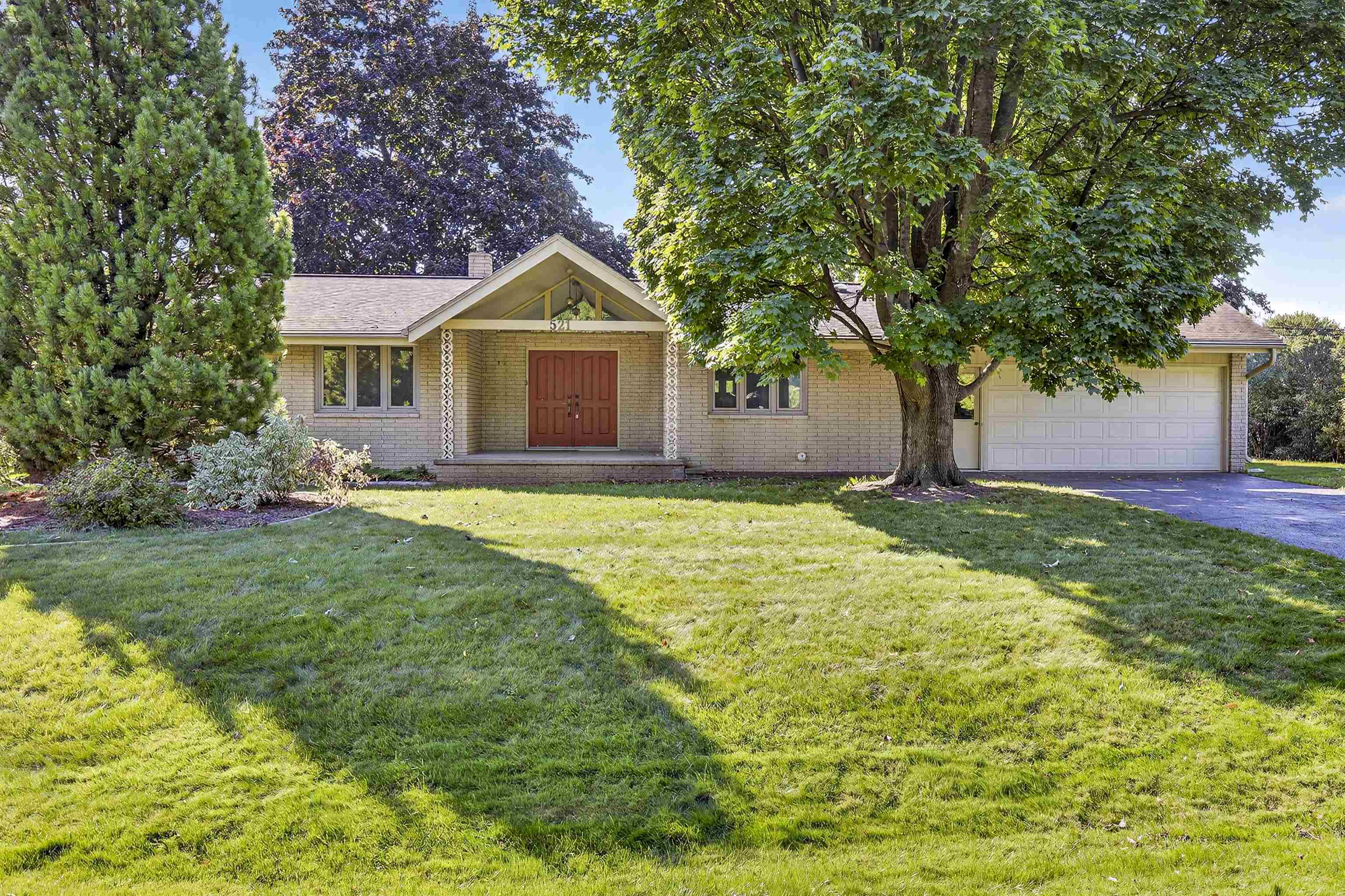521 W SENECA Drive