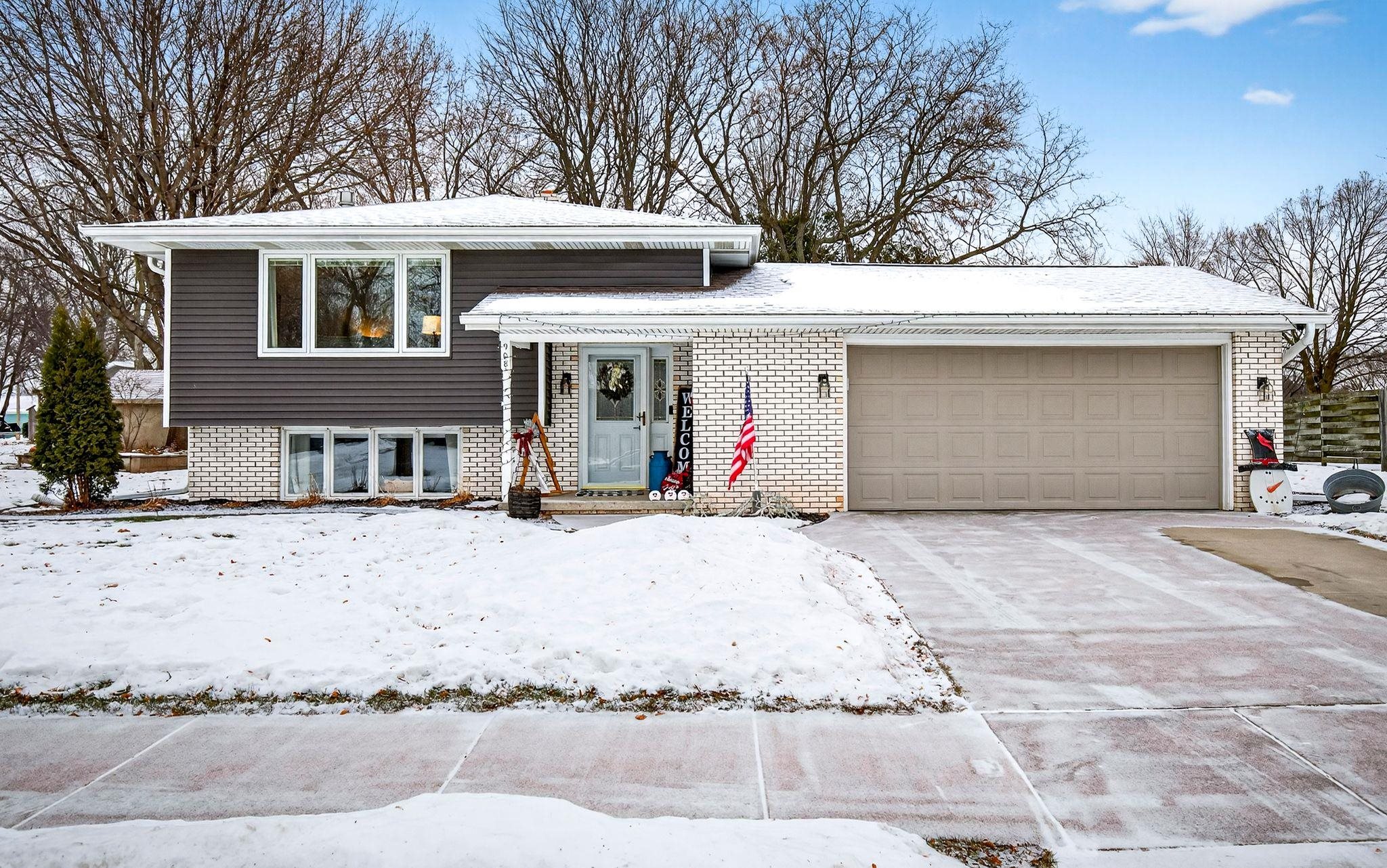908 MEADOW Lane