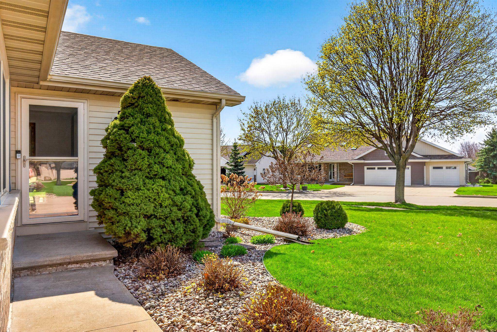 718 APPLEWOOD Drive