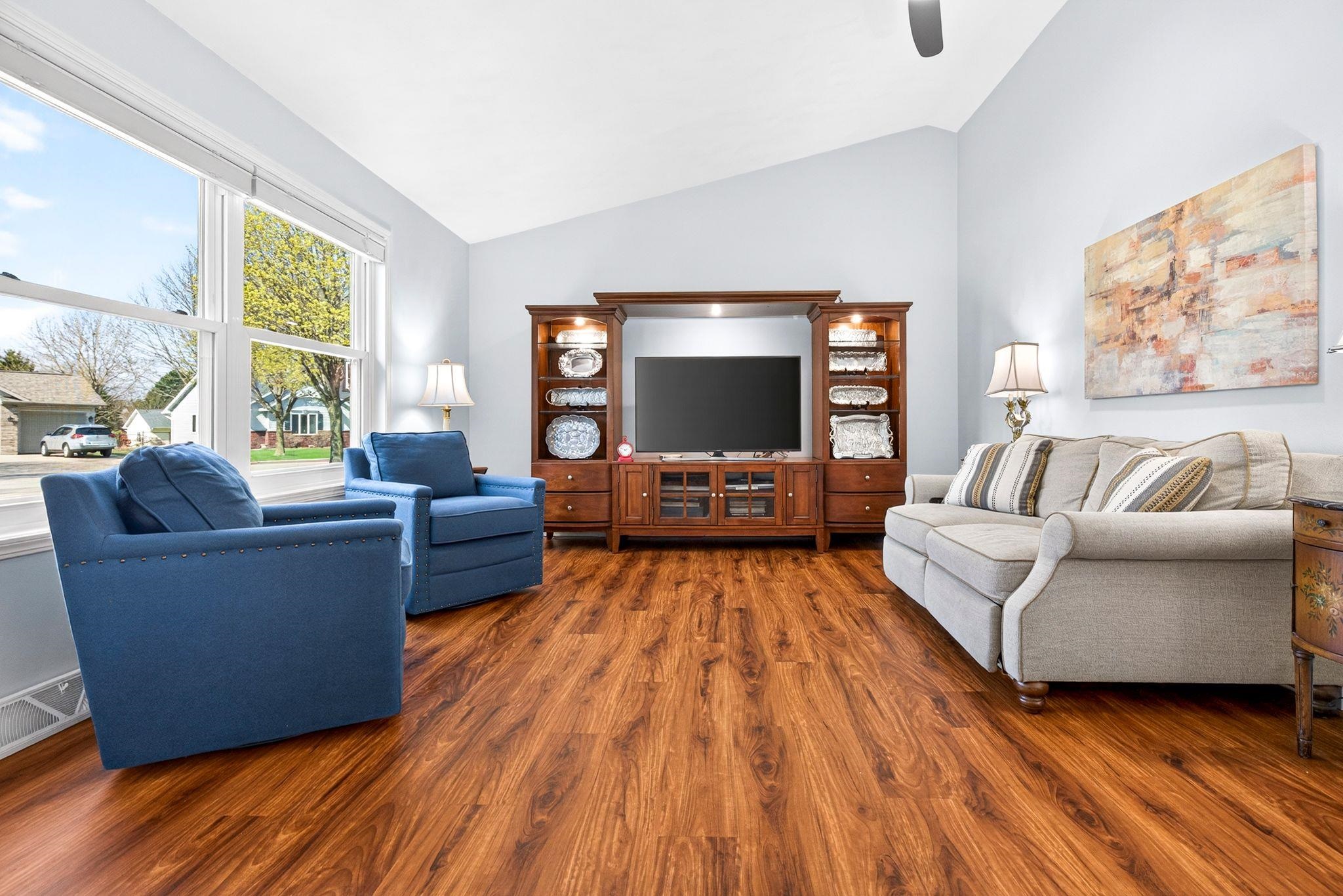 718 APPLEWOOD Drive