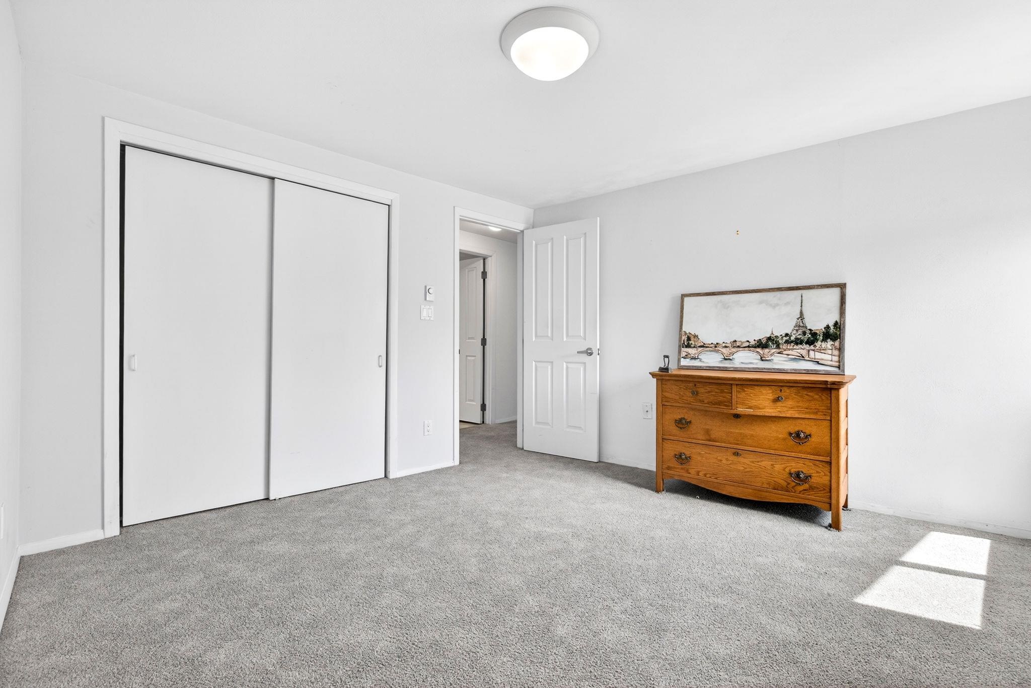 1237 W NICOLET CERCLE