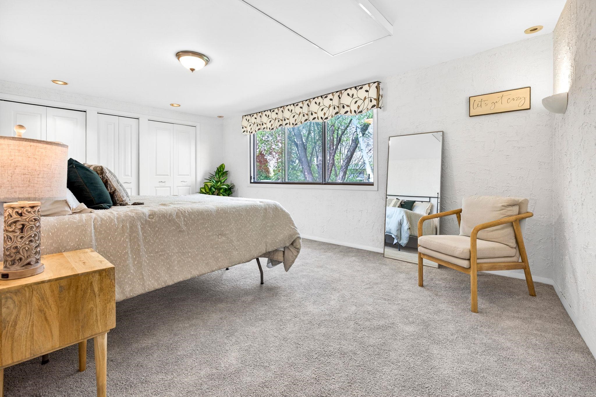 1237 W NICOLET CERCLE