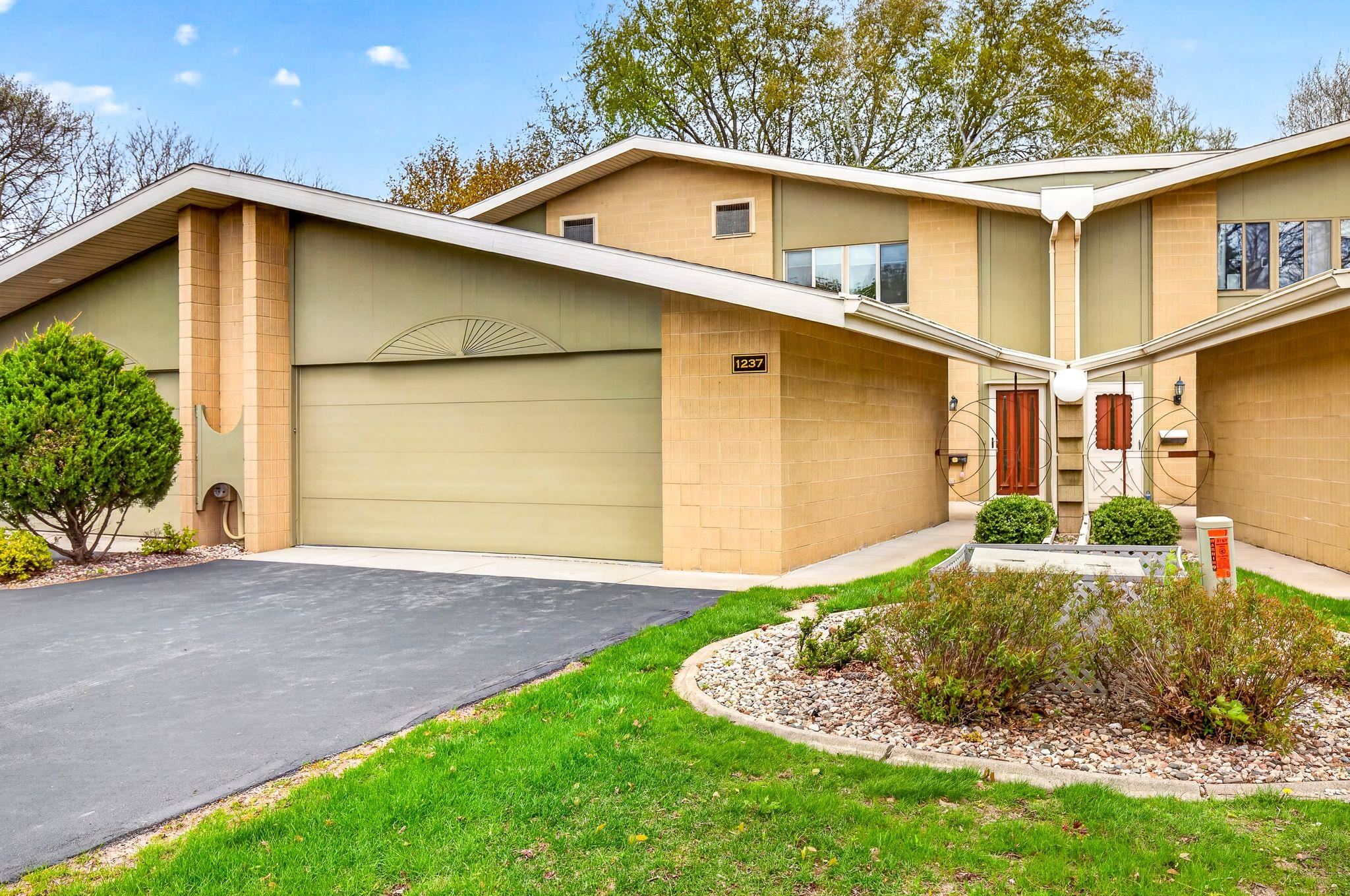 1237 W NICOLET CERCLE