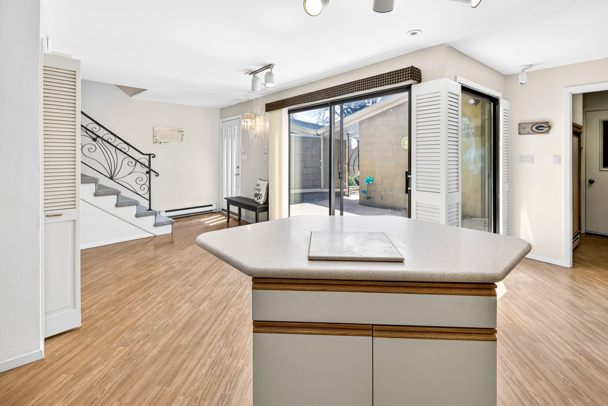 1237 W NICOLET CERCLE