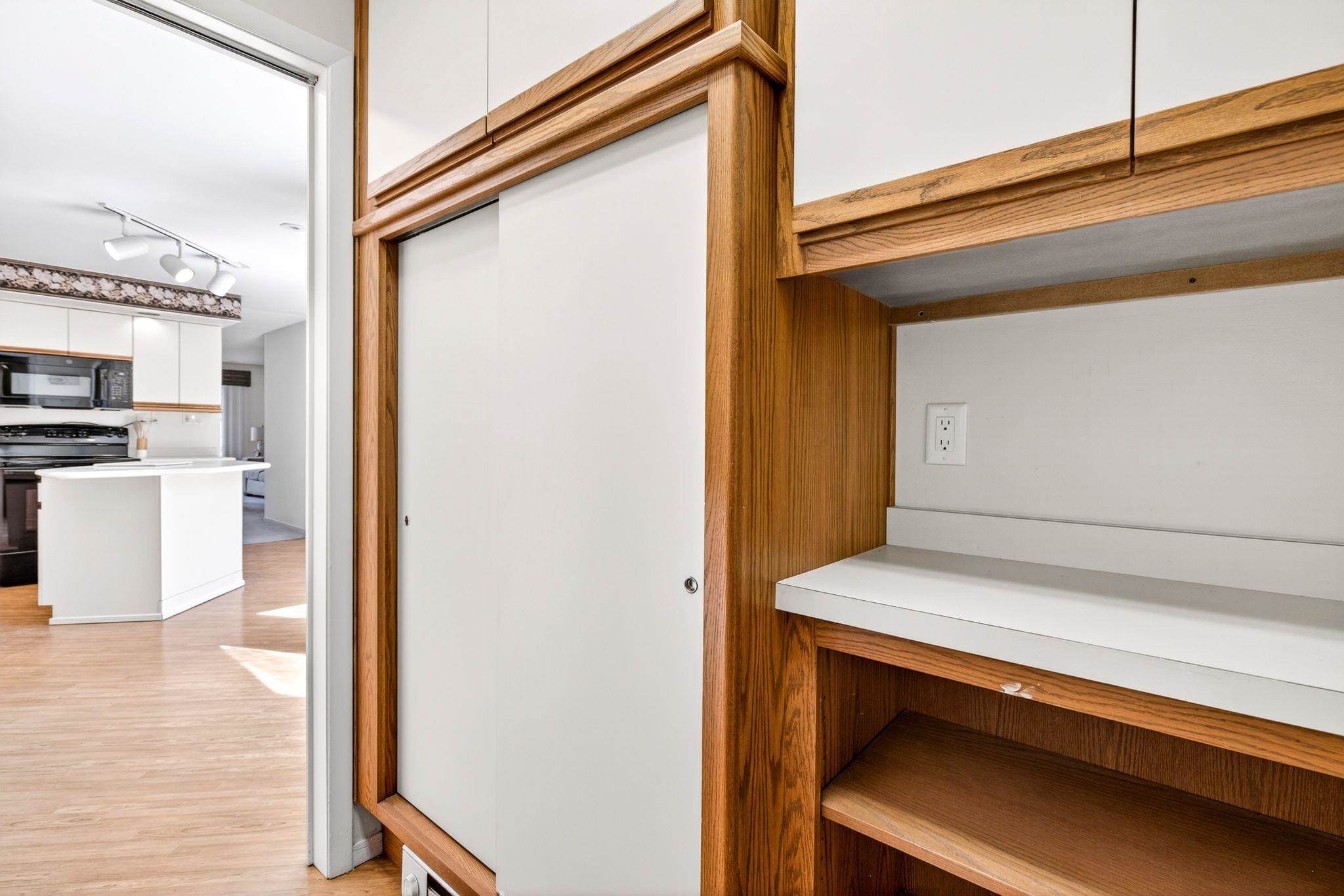 1237 W NICOLET CERCLE
