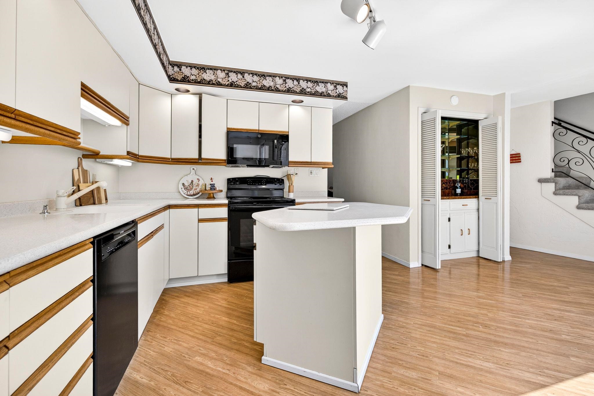 1237 W NICOLET CERCLE