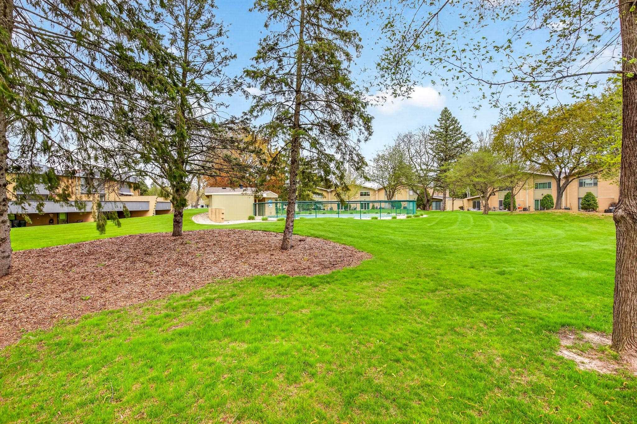 1237 W NICOLET CERCLE