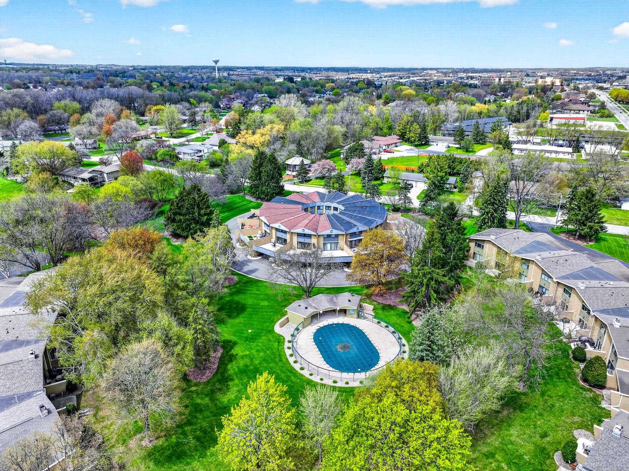 1237 W NICOLET CERCLE