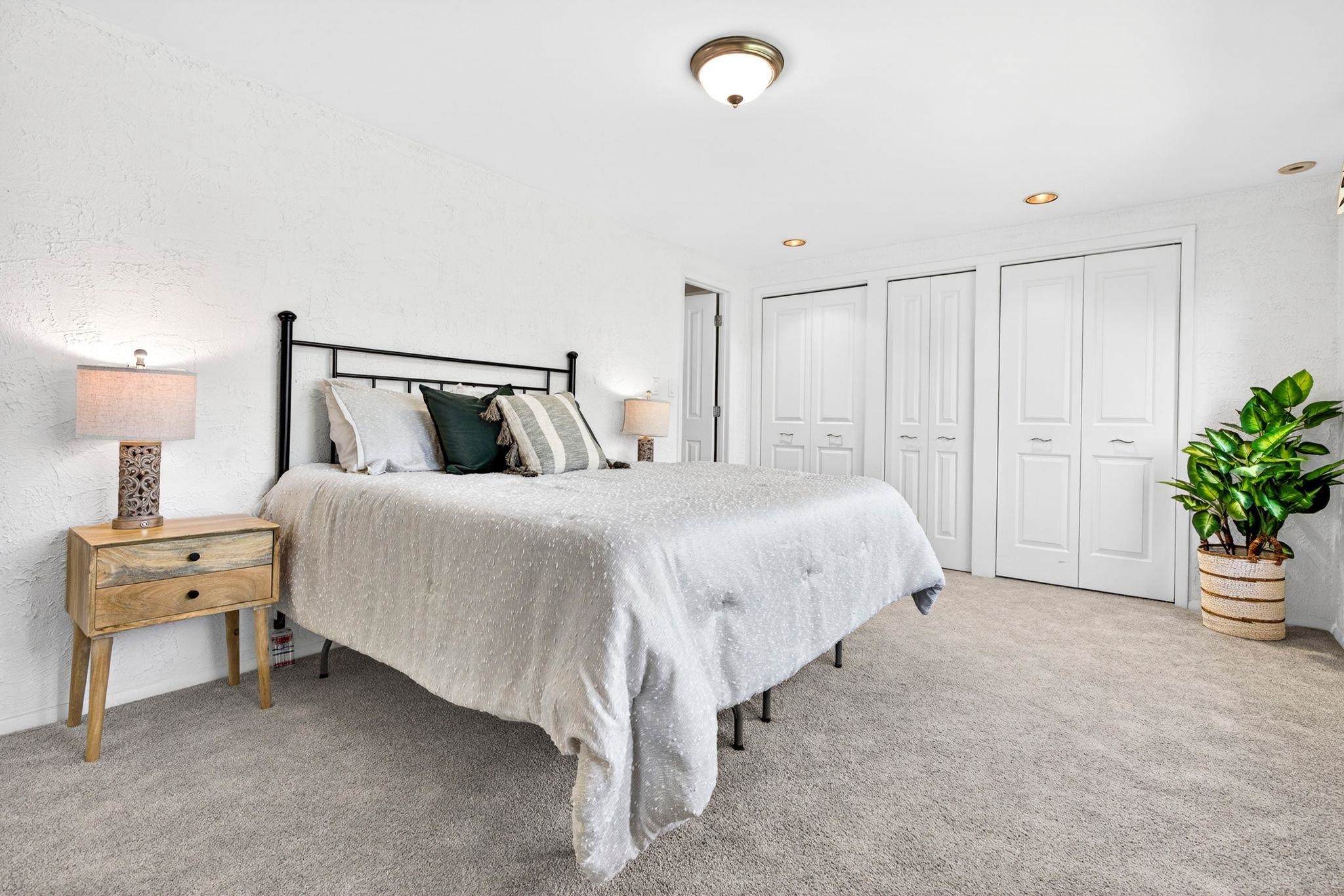 1237 W NICOLET CERCLE