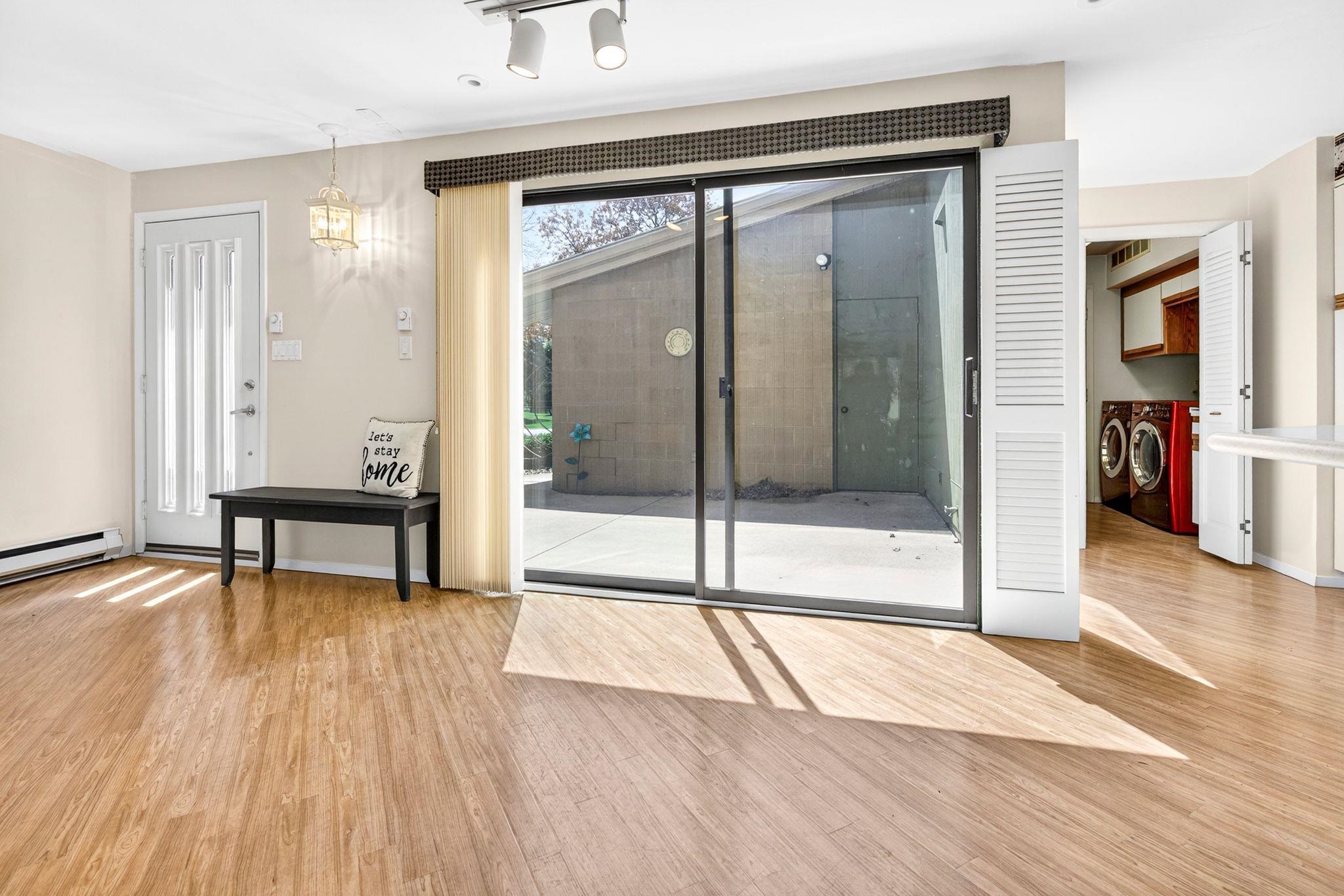 1237 W NICOLET CERCLE