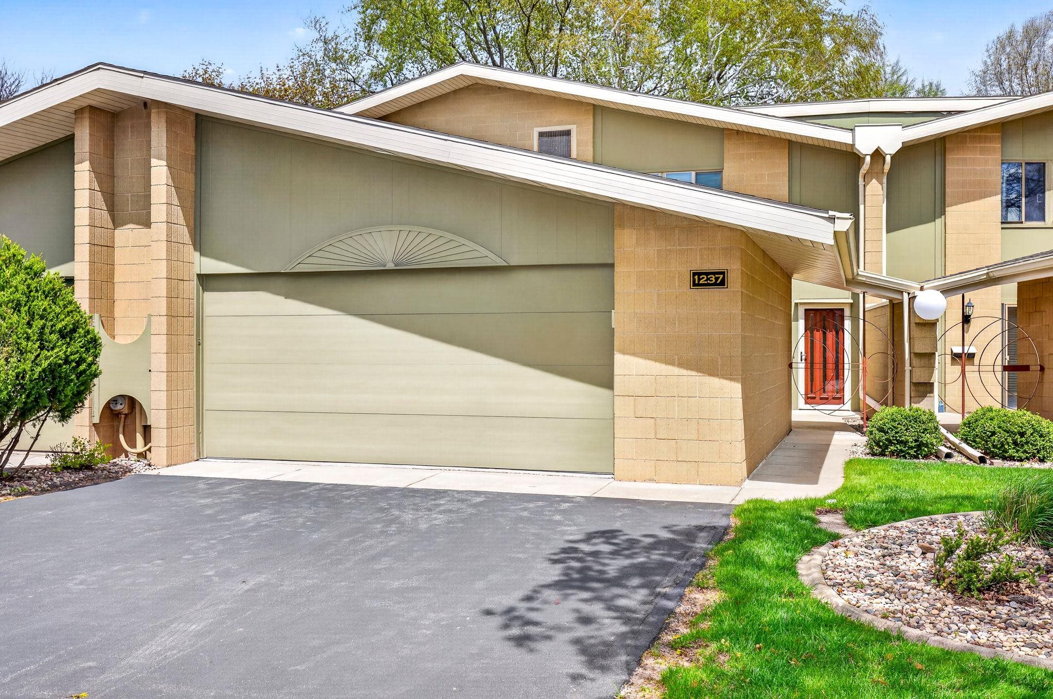 1237 W NICOLET CERCLE