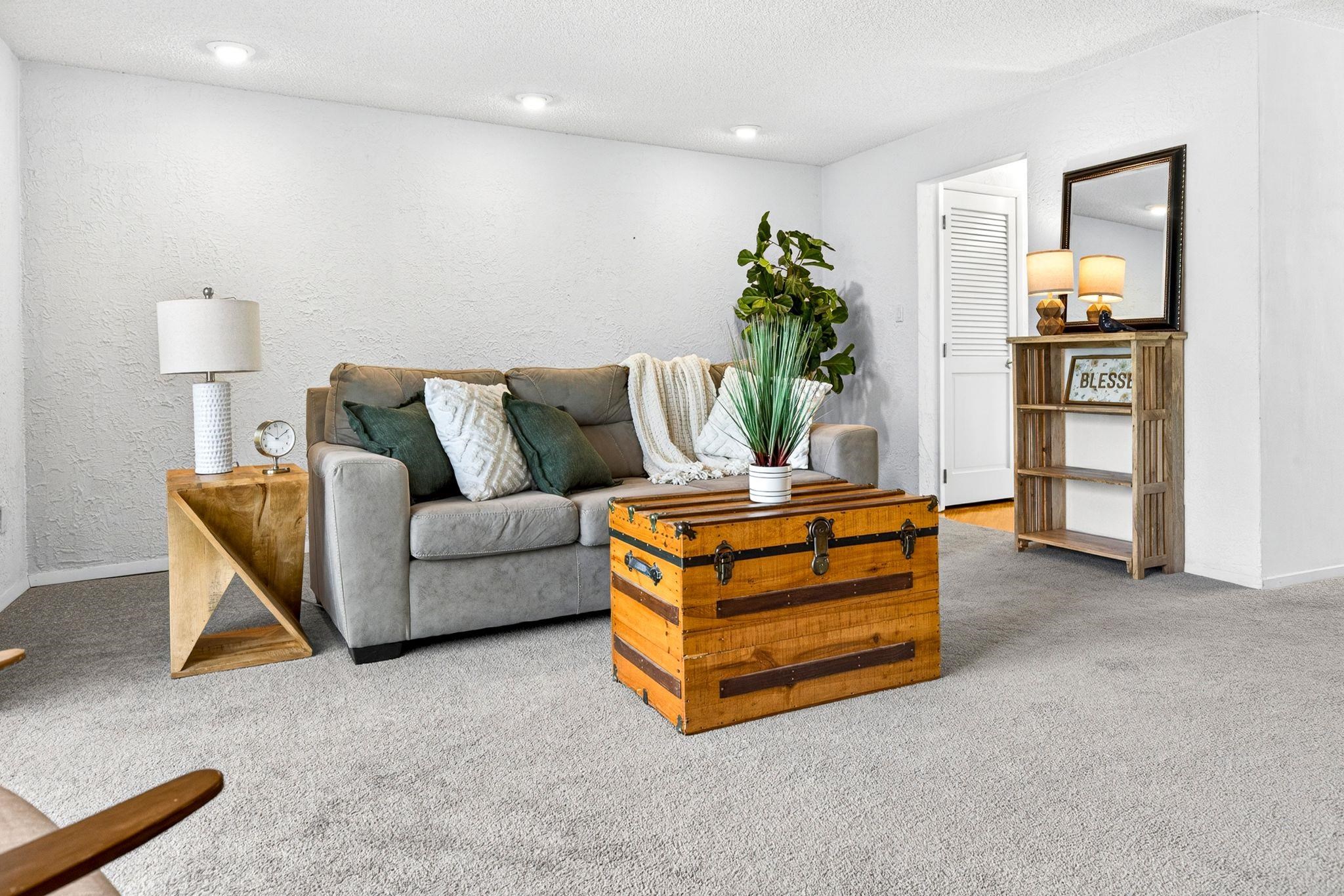 1237 W NICOLET CERCLE