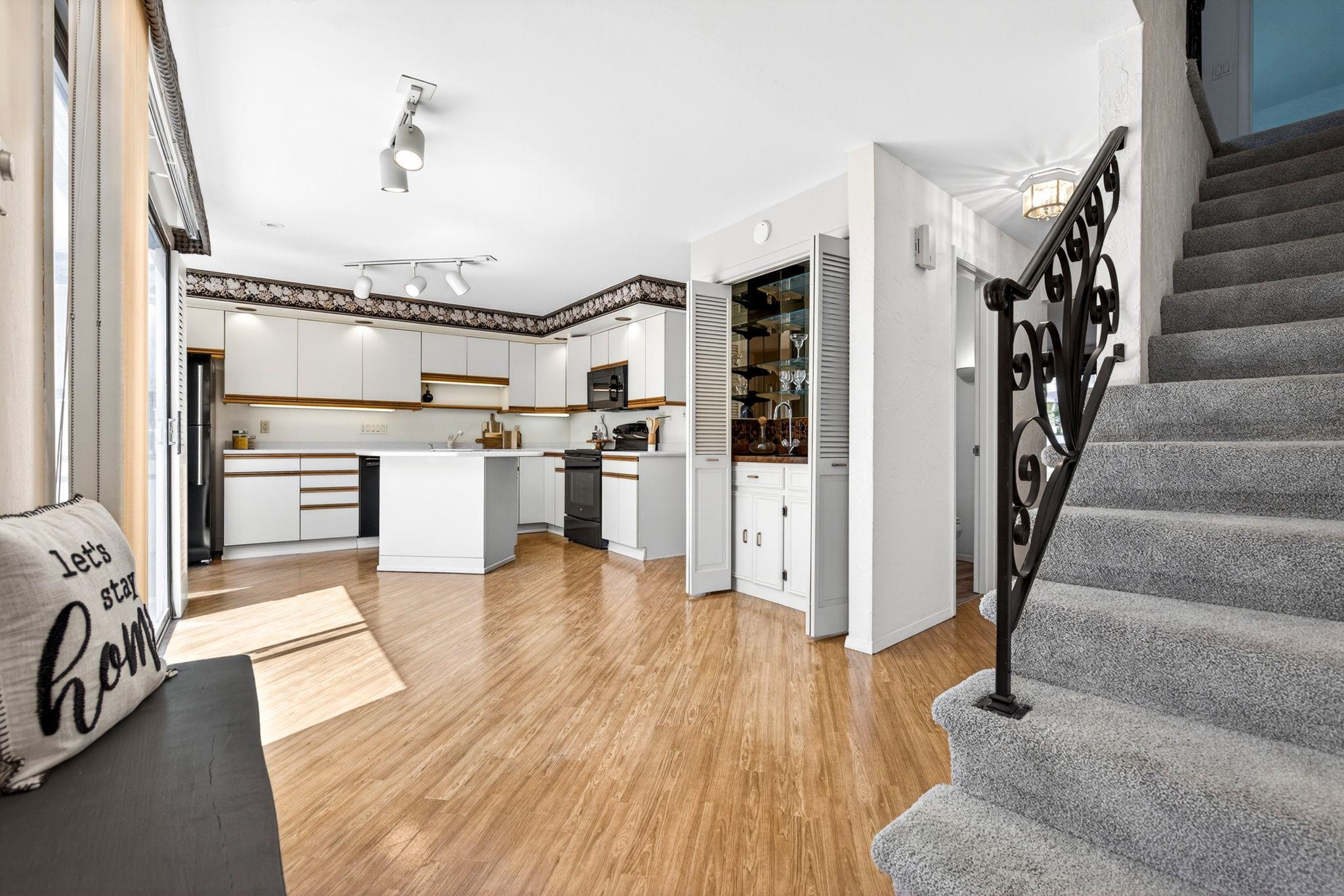 1237 W NICOLET CERCLE