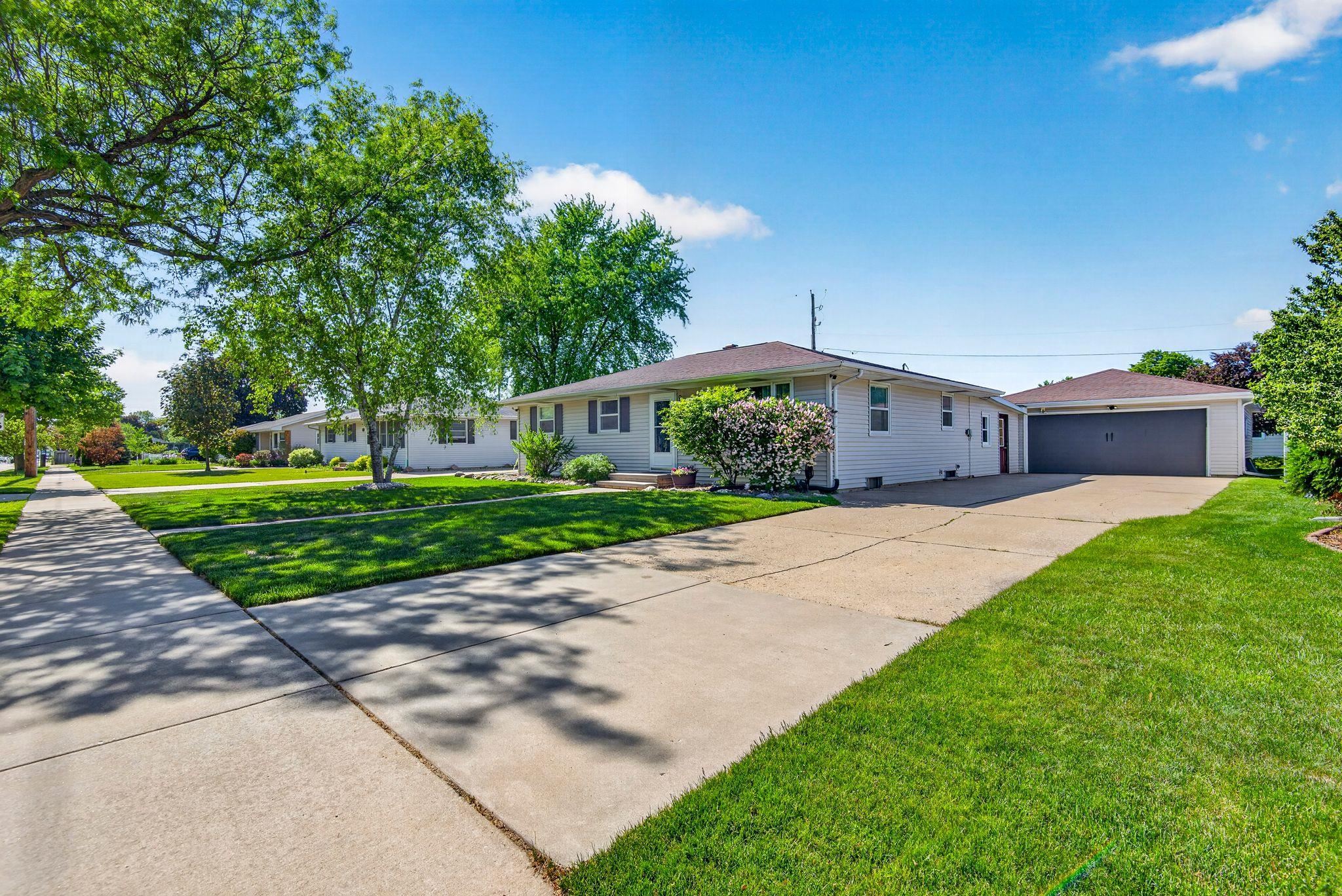 1438 W KIMBERLY Avenue