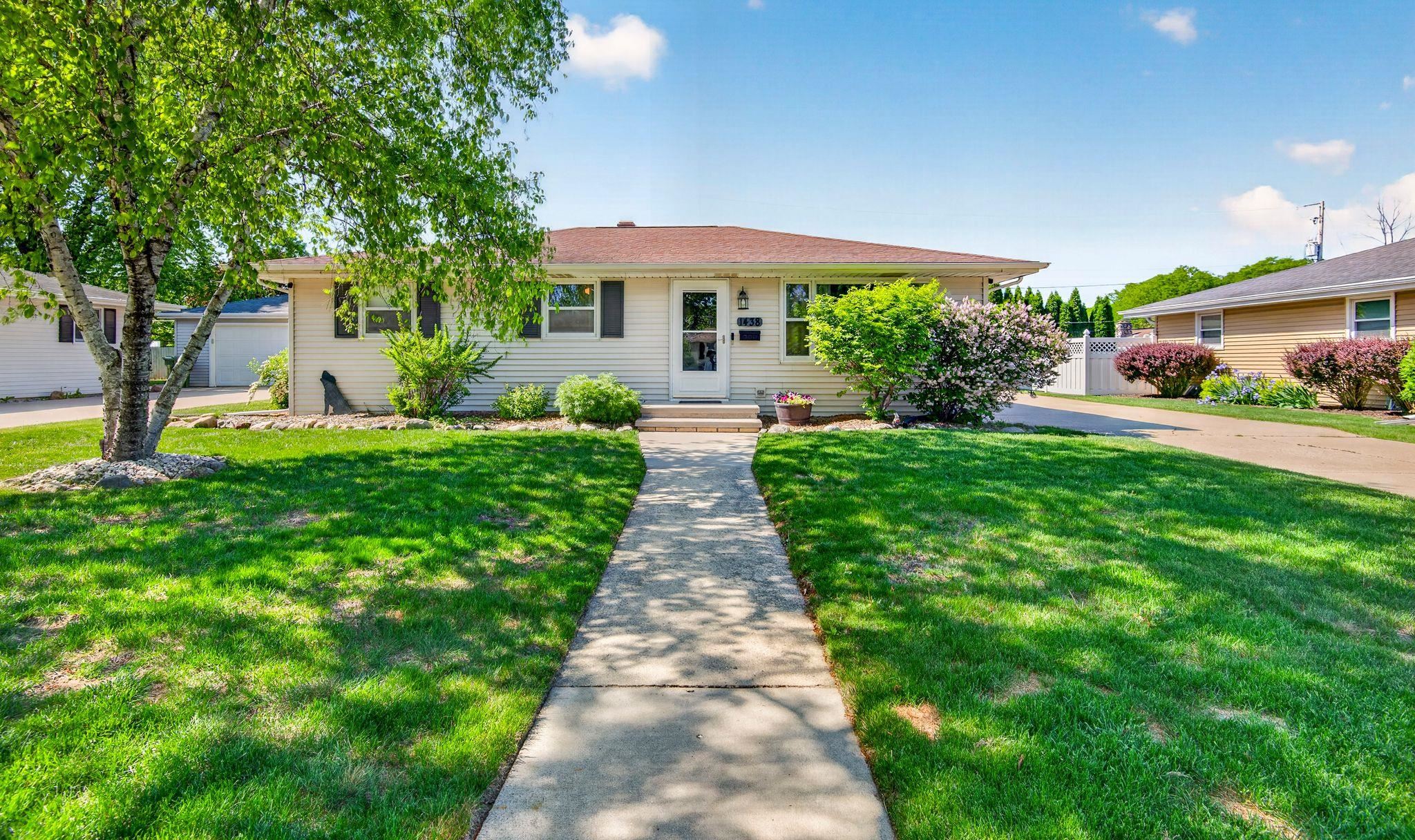 1438 W KIMBERLY Avenue