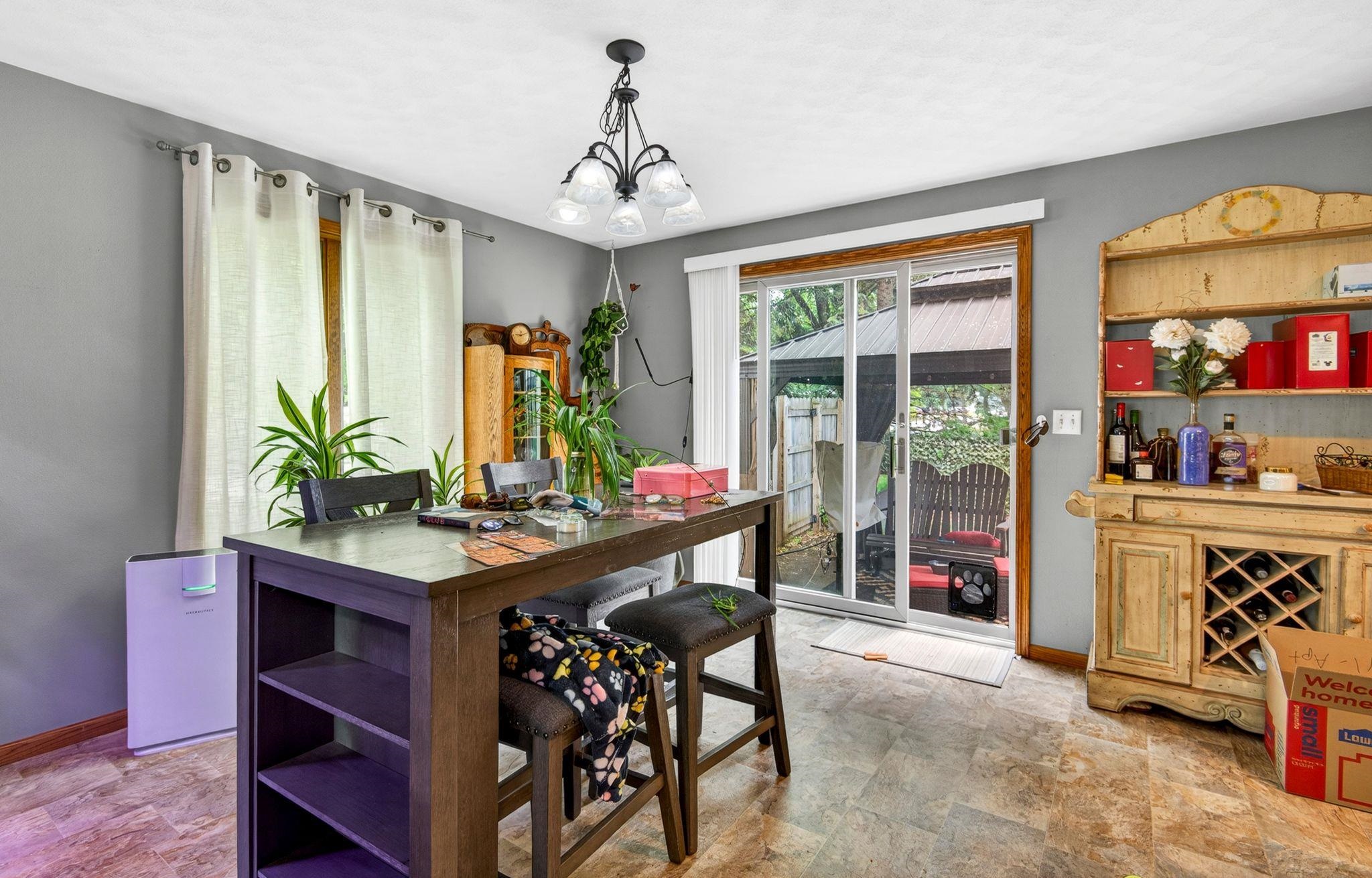 103 E KENNEDY Avenue