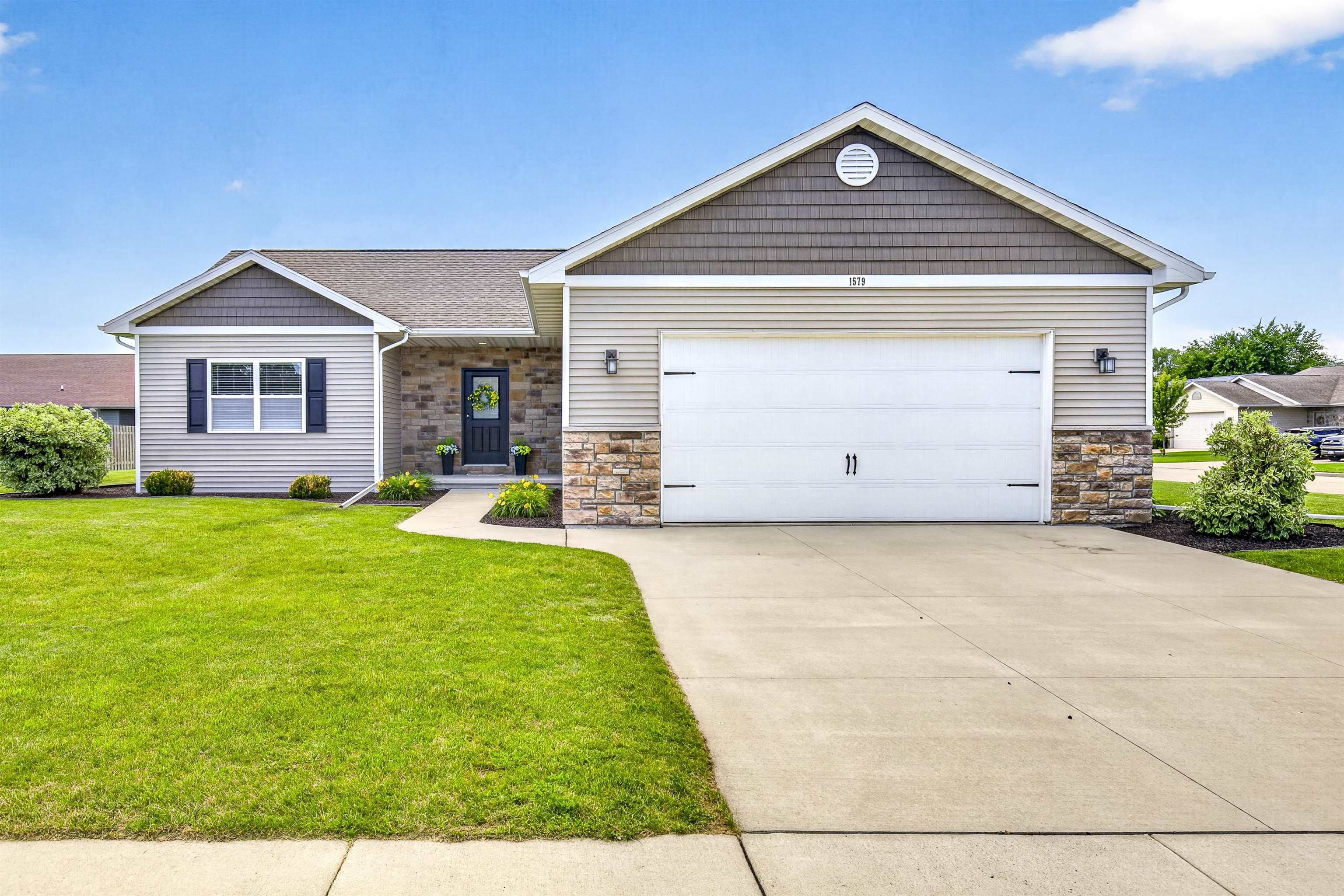1579 LONE OAK Drive