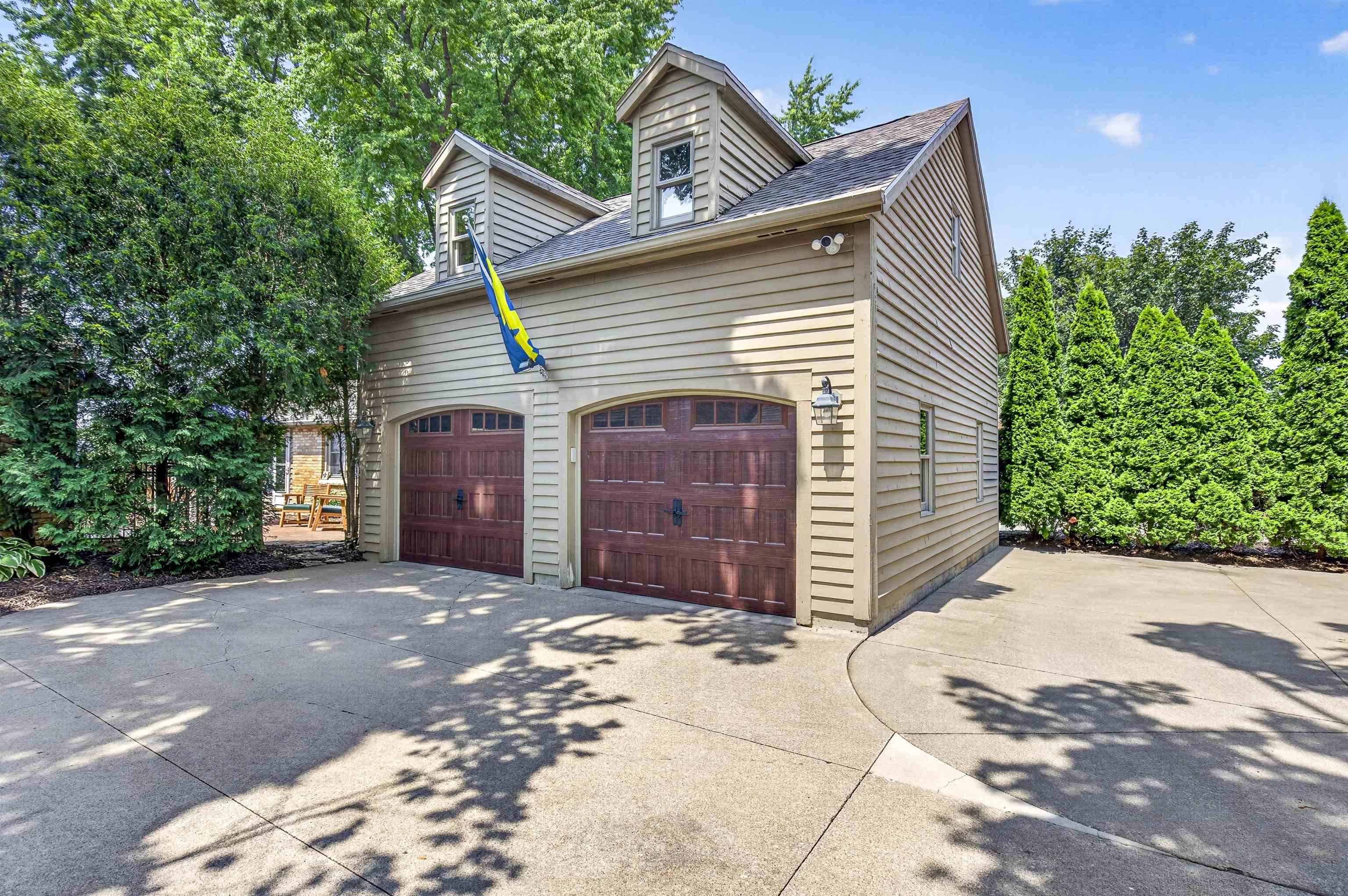1376 LAKESHORE Drive