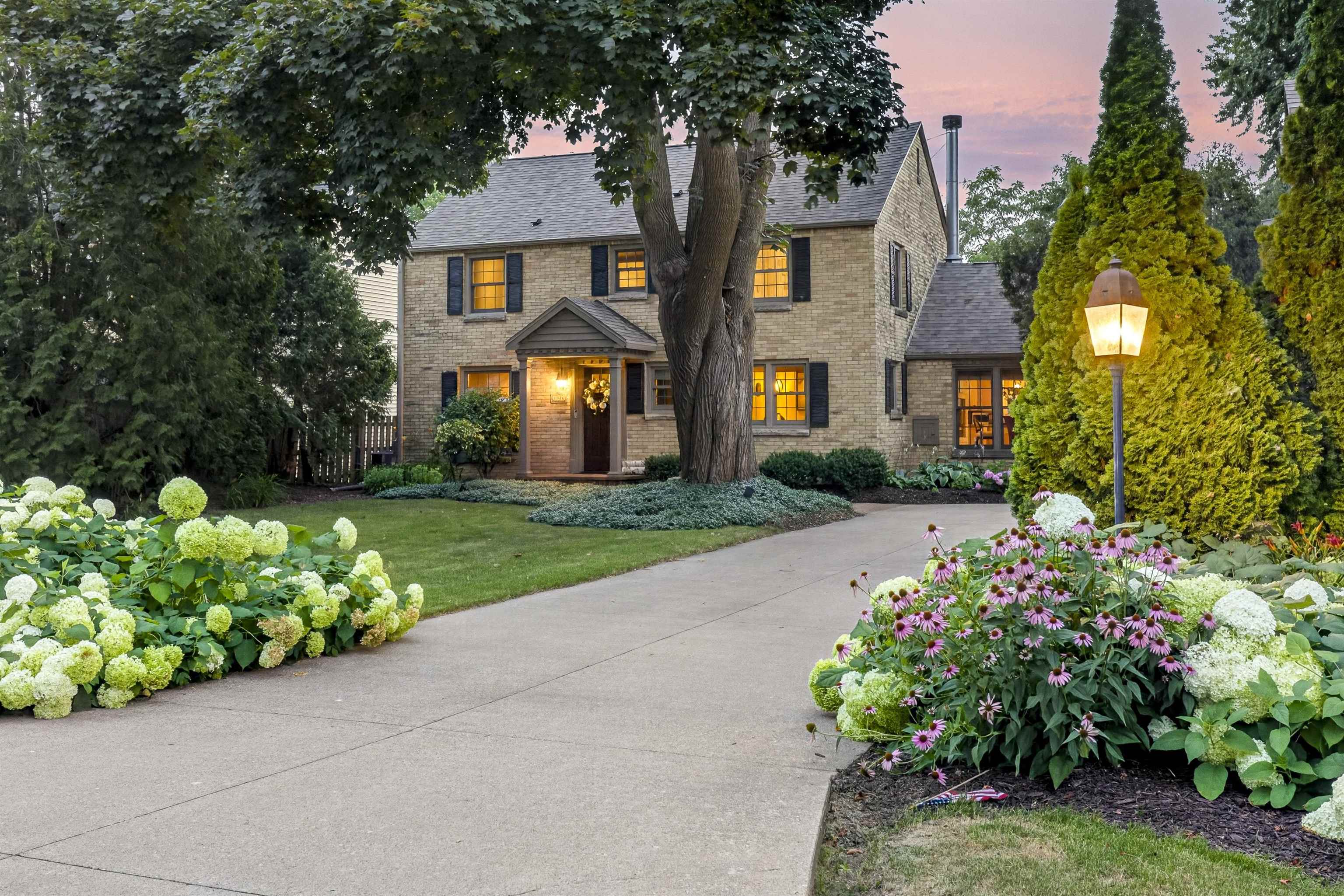 1376 LAKESHORE Drive