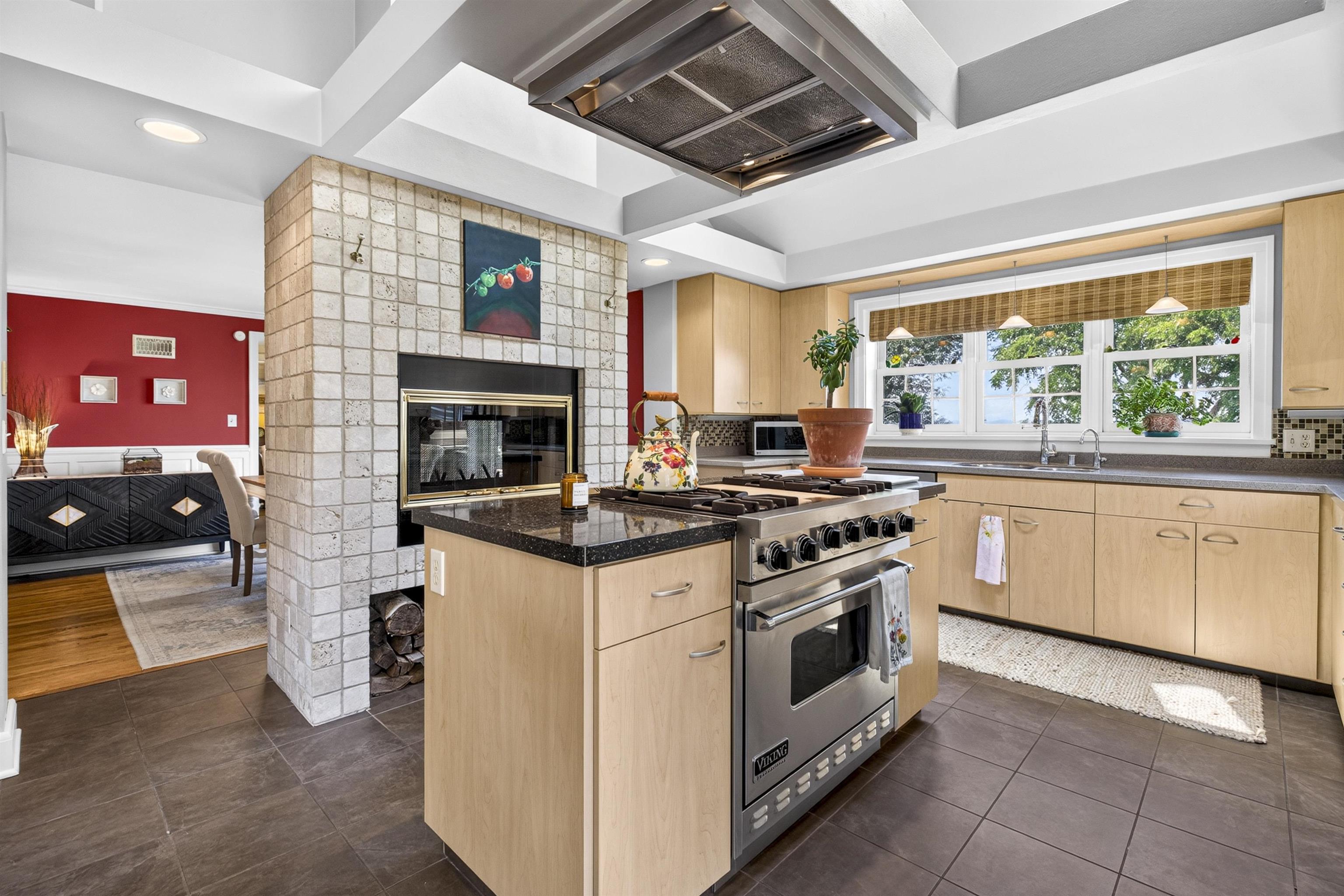 1376 LAKESHORE Drive