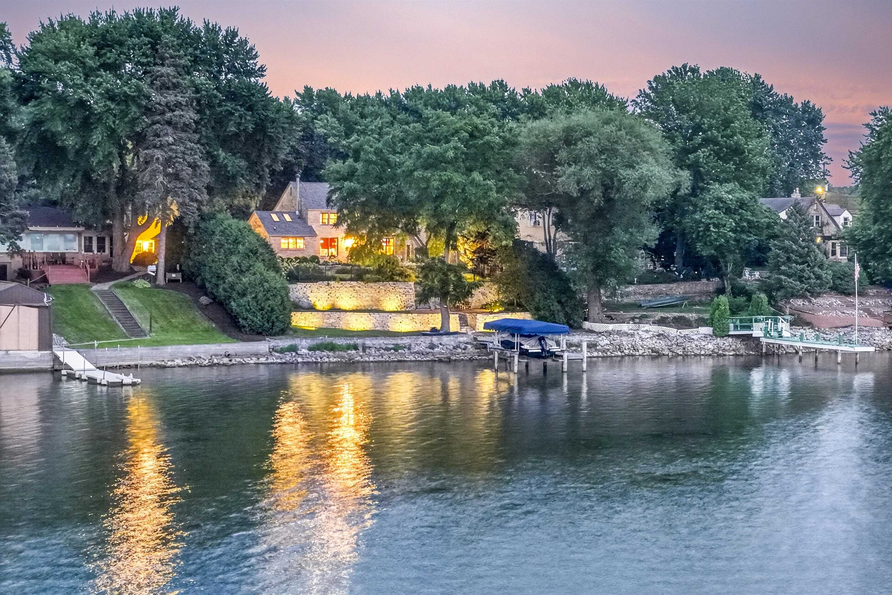 1376 LAKESHORE Drive