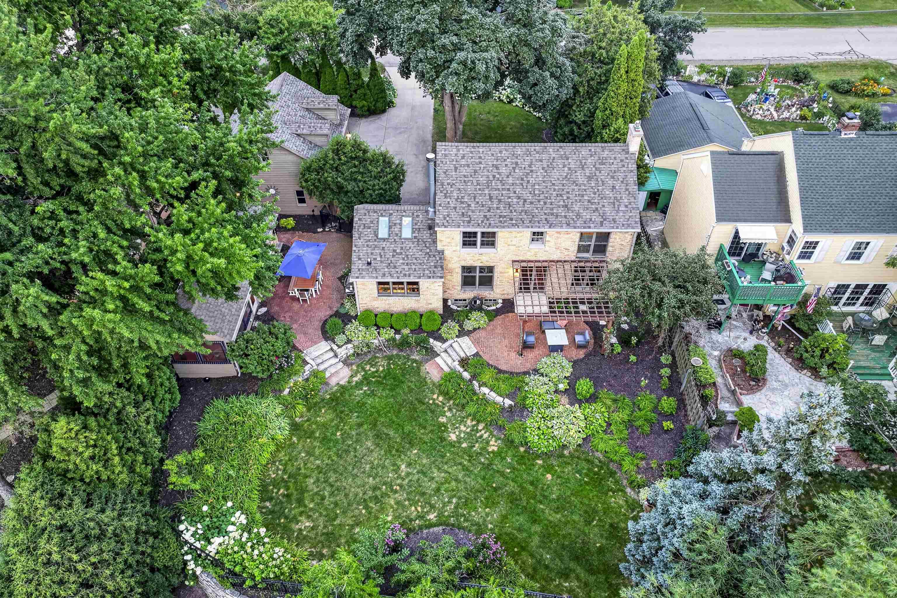1376 LAKESHORE Drive