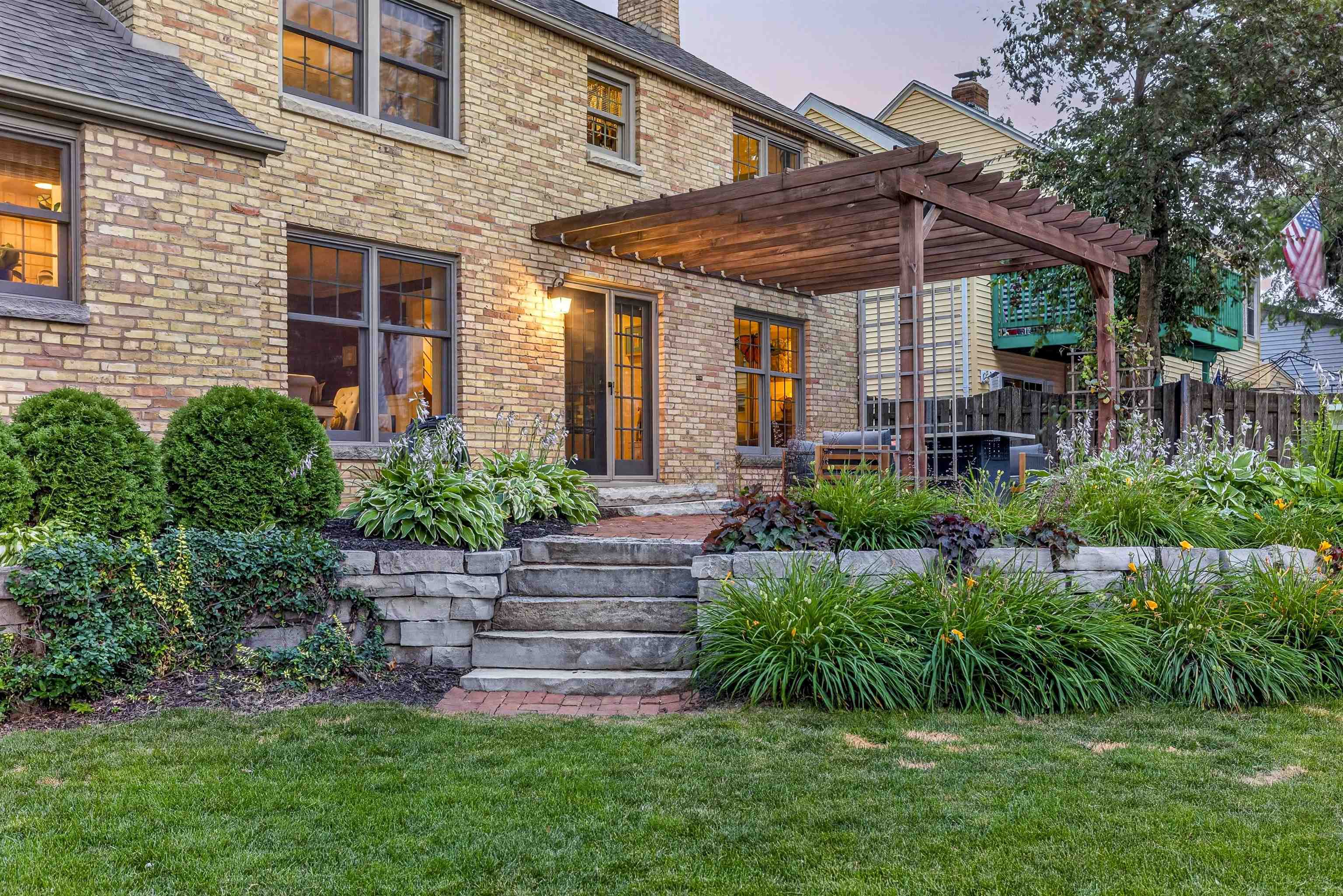 1376 LAKESHORE Drive